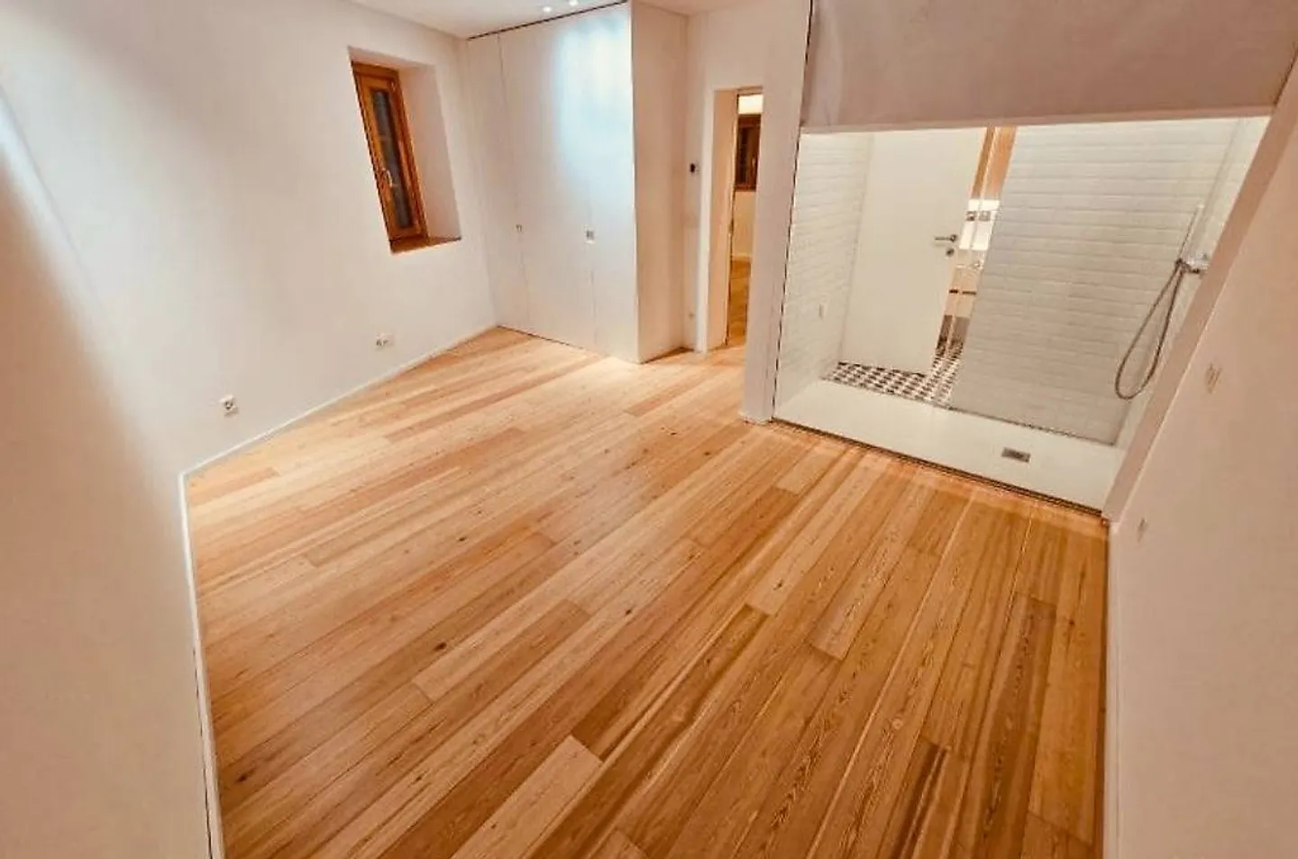 Appartement rénové avec terrasse - Photo 3 sur 8