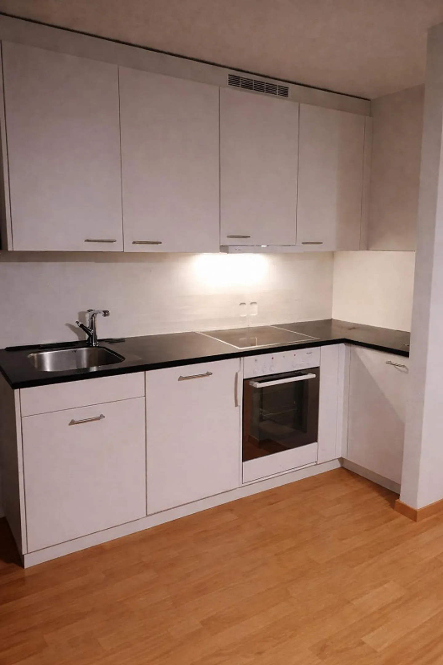 centrally located 1-room apartment in a quiet location - Photo 3 of 4