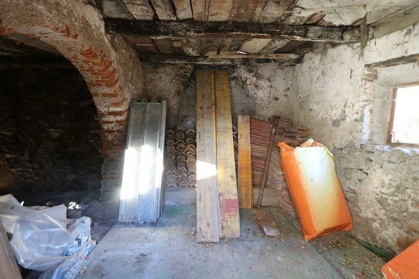 Maison de 4 pièces à rénover avec beaucoup de terrain dans un emplacement très calme et ensoleillé - Photo 4 sur 18