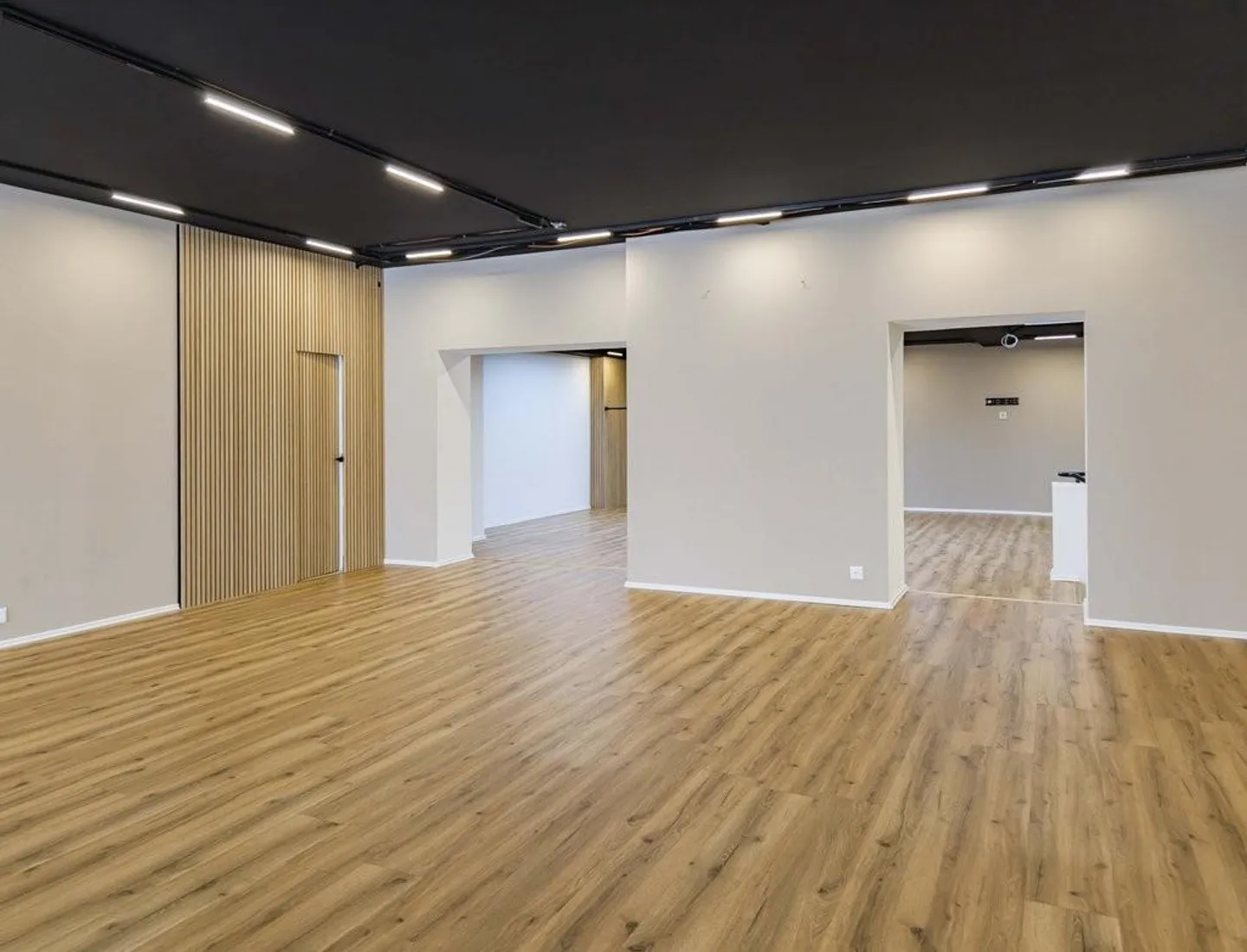 Espace commercial exclusif avec aménagement moderne - Photo 3 sur 9