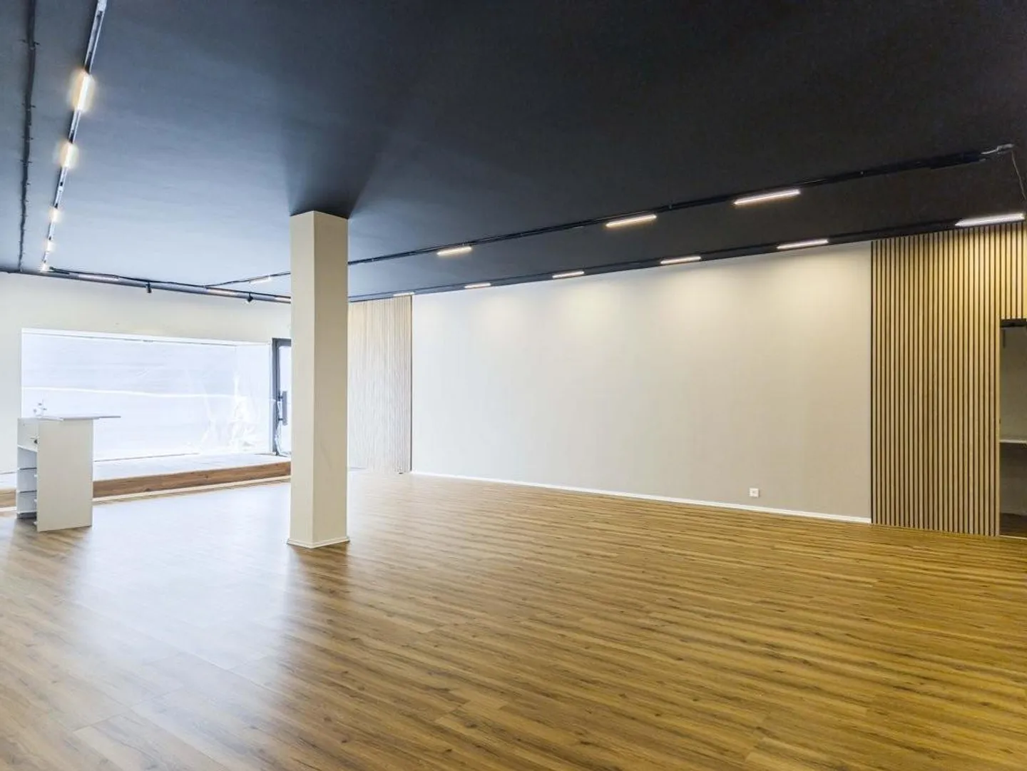 Espace commercial exclusif avec aménagement moderne - Photo 4 sur 9