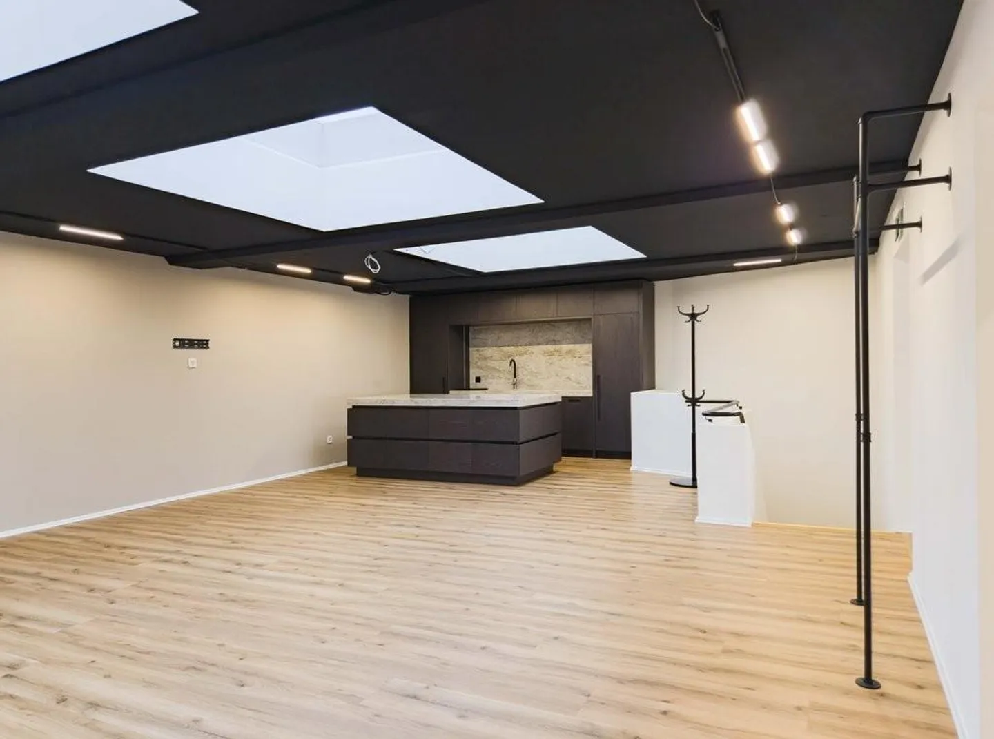 Espace commercial exclusif avec aménagement moderne - Photo 5 sur 9