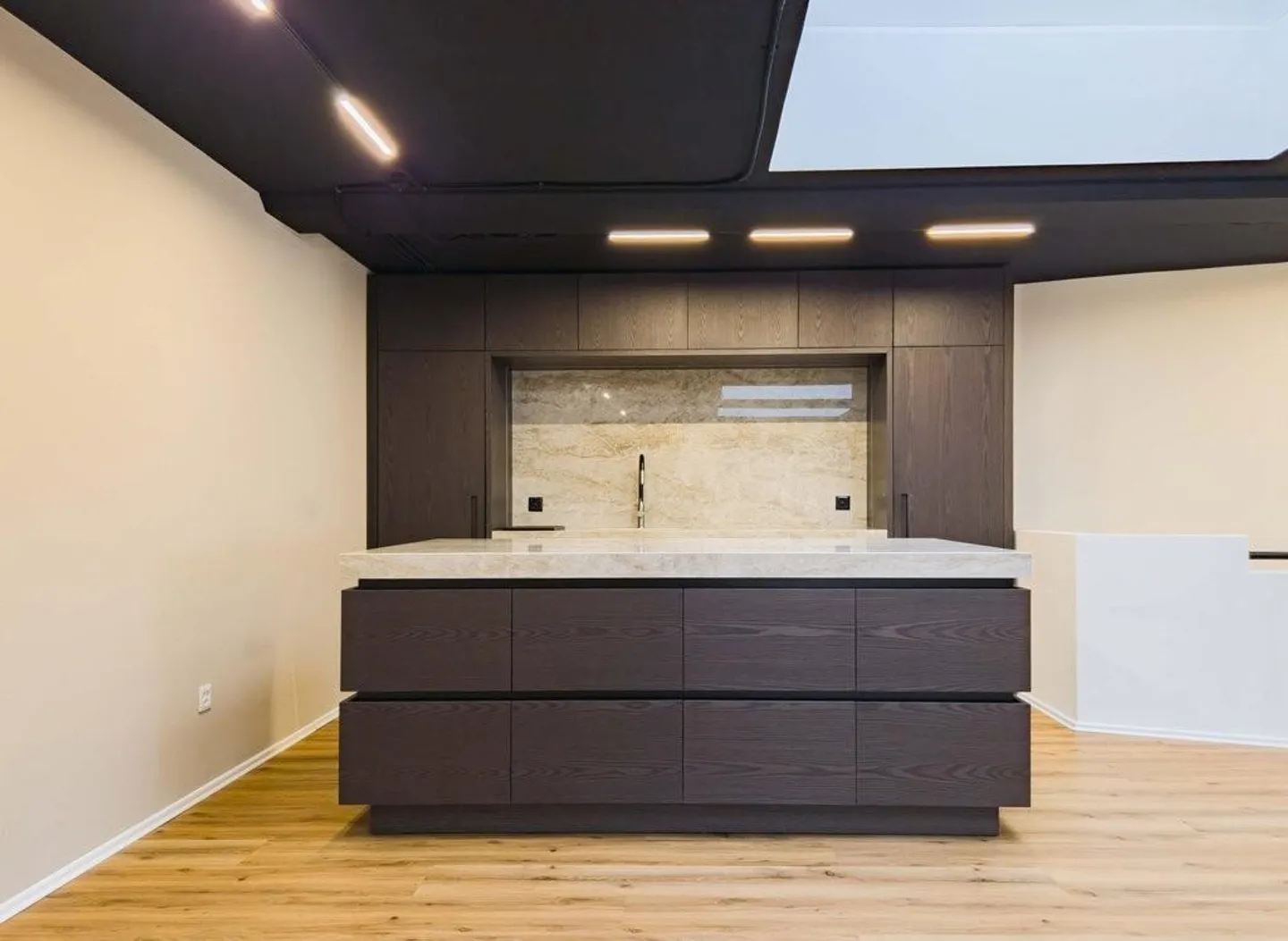 Espace commercial exclusif avec aménagement moderne - Photo 6 sur 9