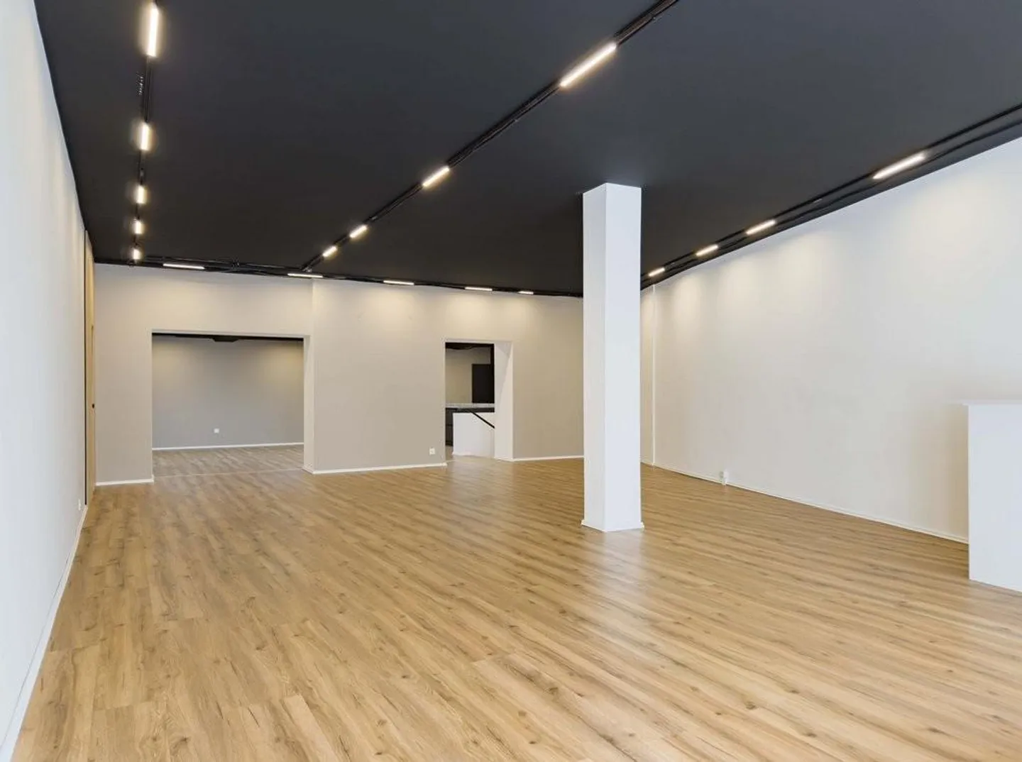 Espace commercial exclusif avec aménagement moderne - Photo 2 sur 9