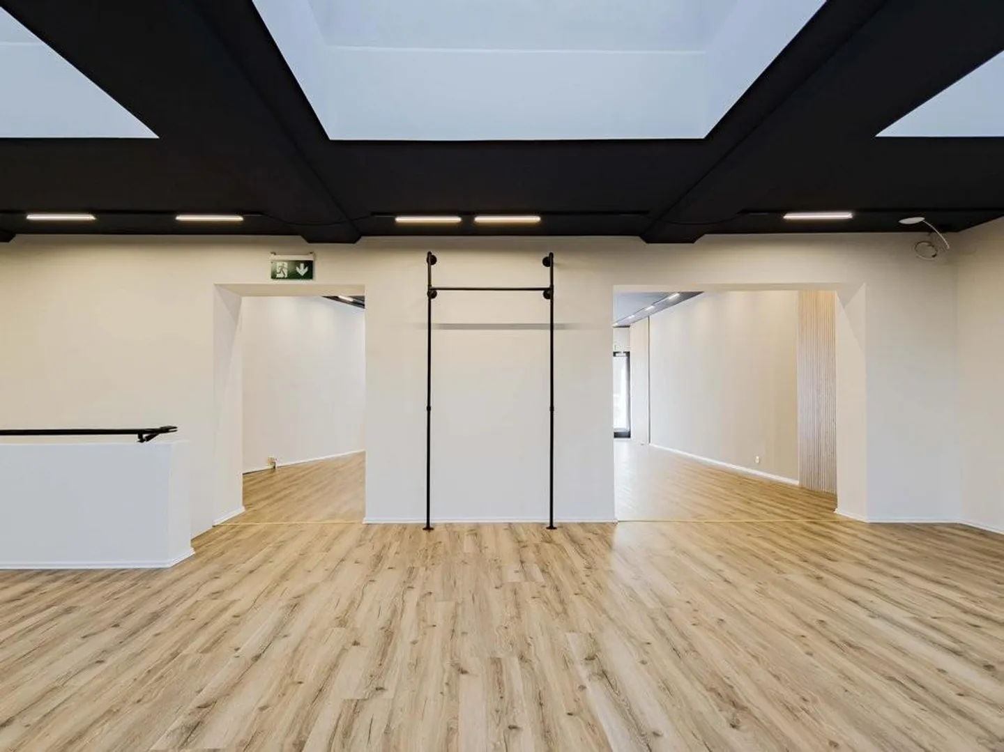 Espace commercial exclusif avec aménagement moderne - Photo 7 sur 9