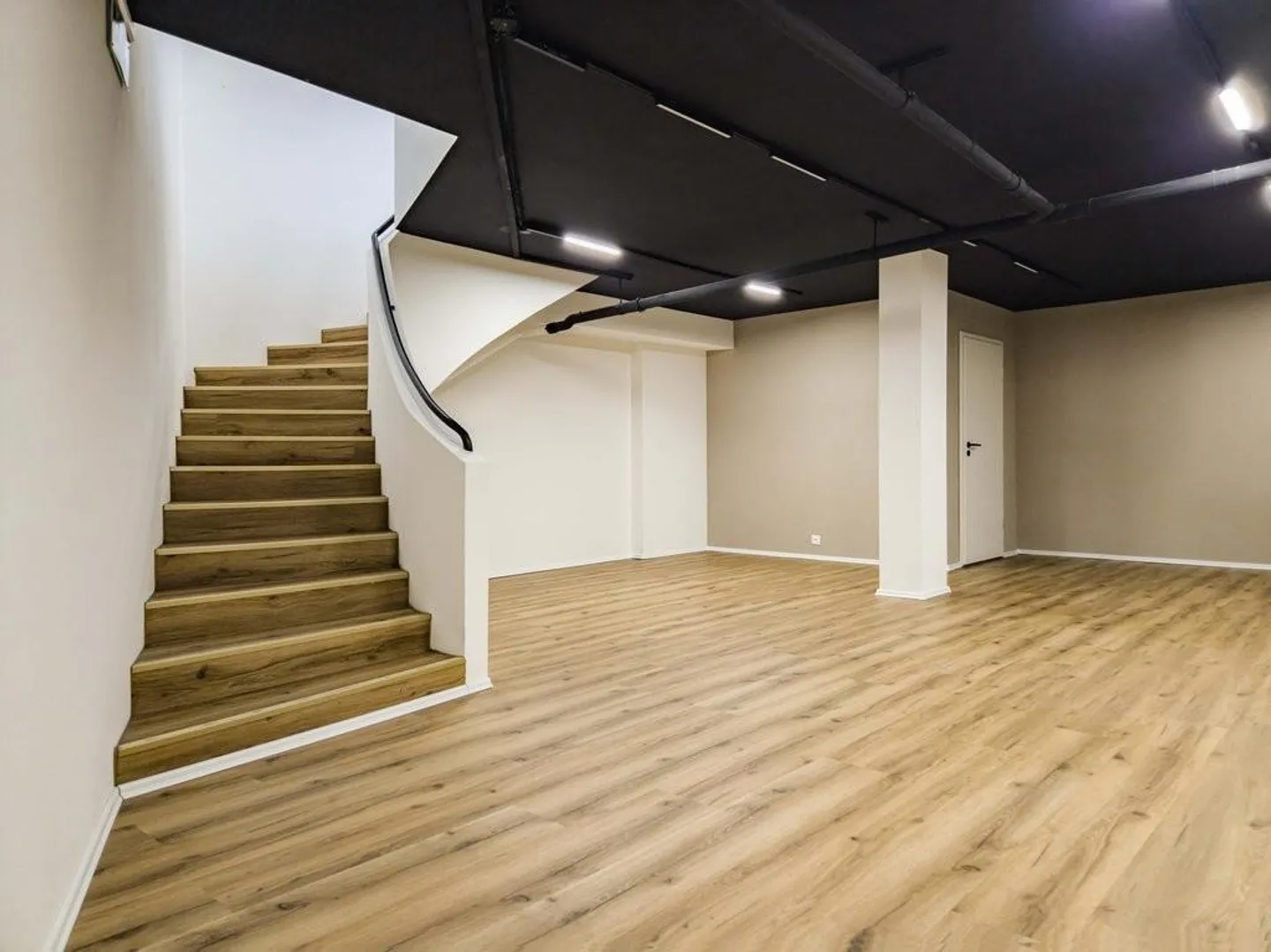 Espace commercial exclusif avec aménagement moderne - Photo 8 sur 9