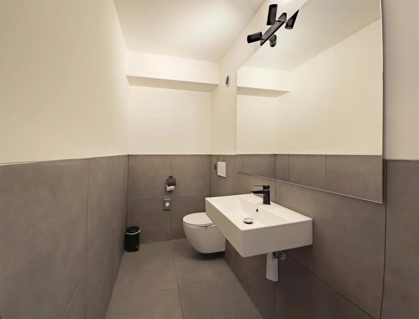 Espace commercial exclusif avec aménagement moderne - Photo 9 sur 9