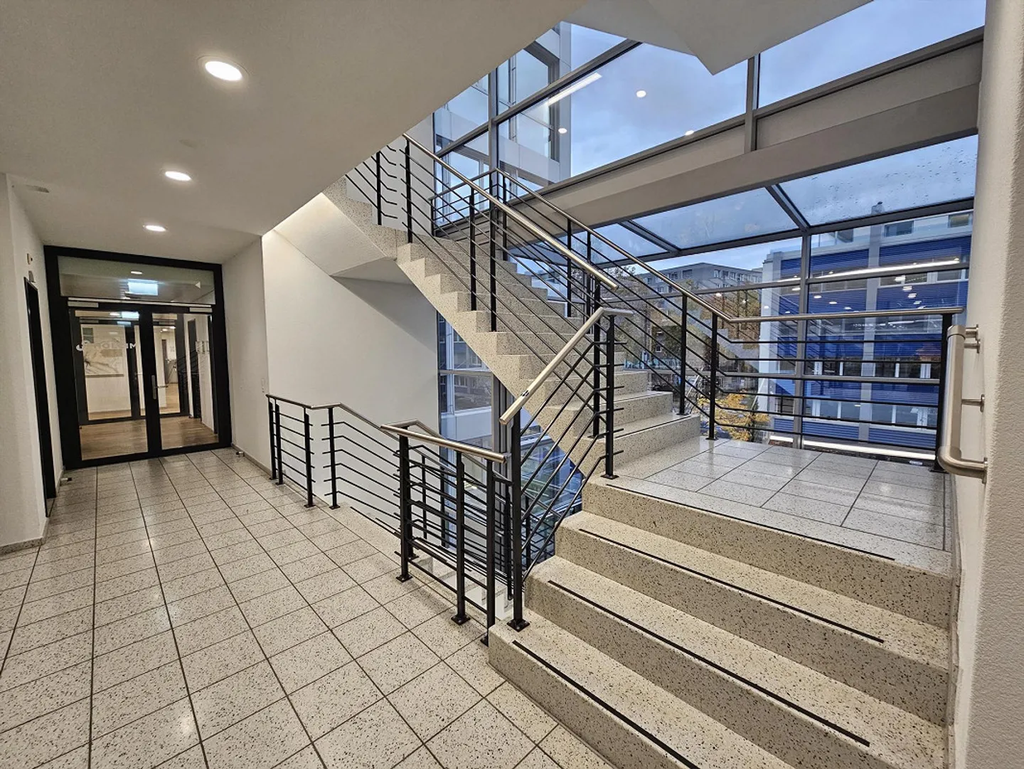 800 m² di spazio ufficio luminoso nel campus di Zurigo Oerlikon - combinabile - Foto 10 di 10