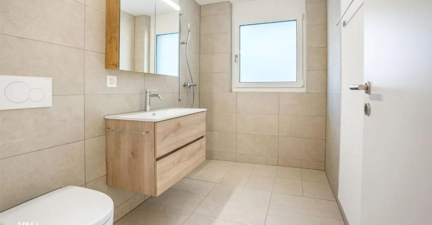 Prêt à emménager : appartement neuf de 3,5 pièces dans un bel emplacement élevé - Photo 7 sur 12