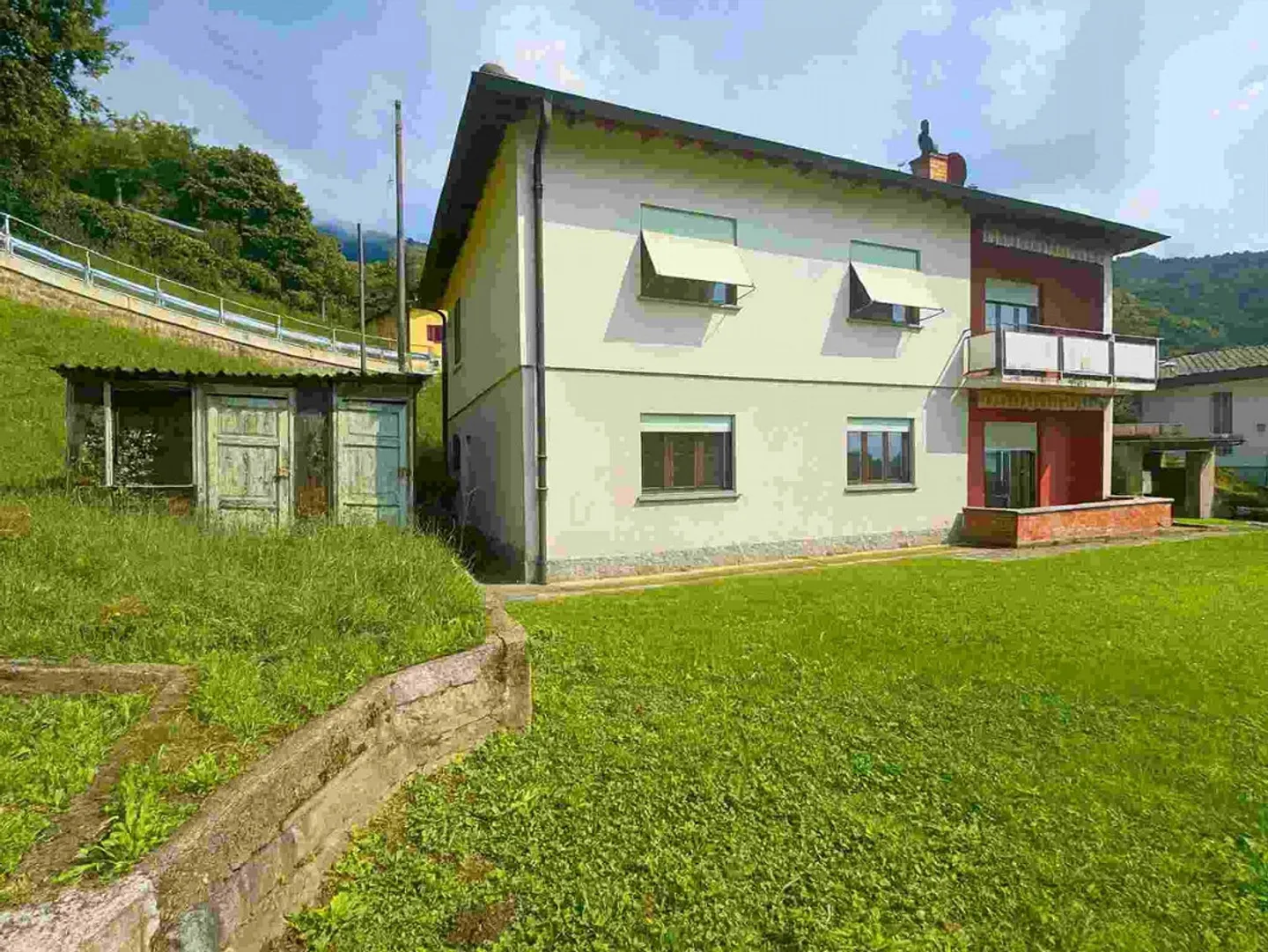 NELLA SPLENDIDA CAPRIASCA INCORNICIATA NEL VERDE - Foto 9 di 11