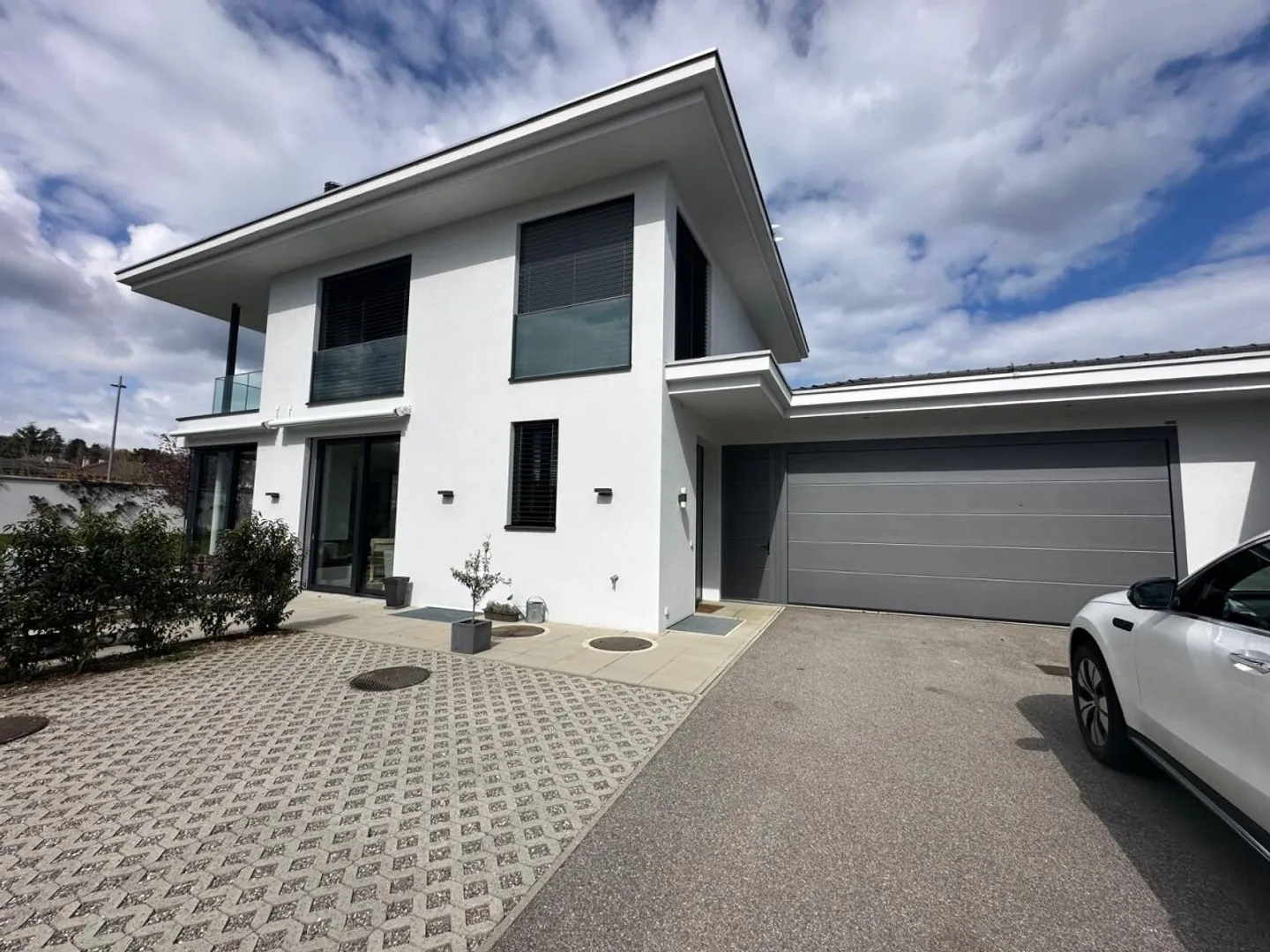Prachtvolle Villa in Mies / 5 Schlafzimmer + Büro / Umschlossener Garten - Foto 1 von 13