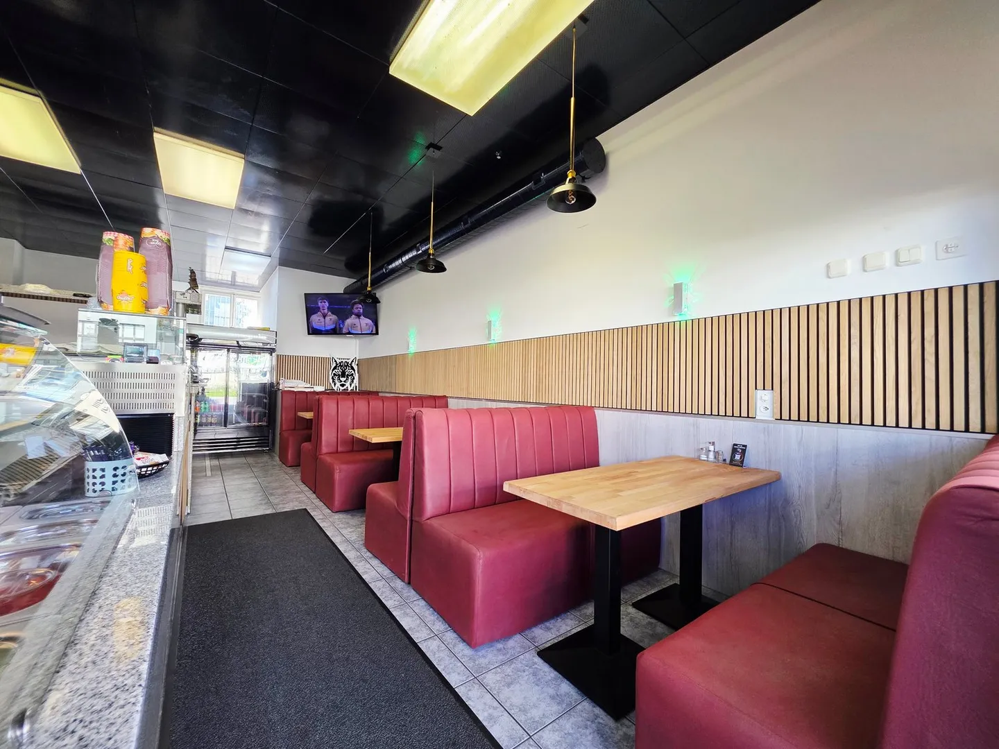 Ristorante, Snack Bar, Bistro – Grande Opportunità in Posizione Ideale - Foto 2 di 11