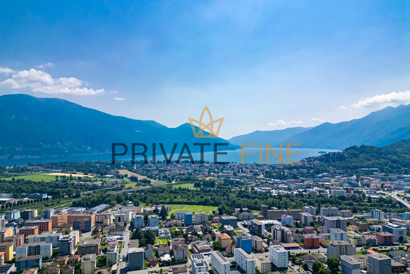 New luxury residence above the lake with garden and panoramic views - Photo 1 of 7
