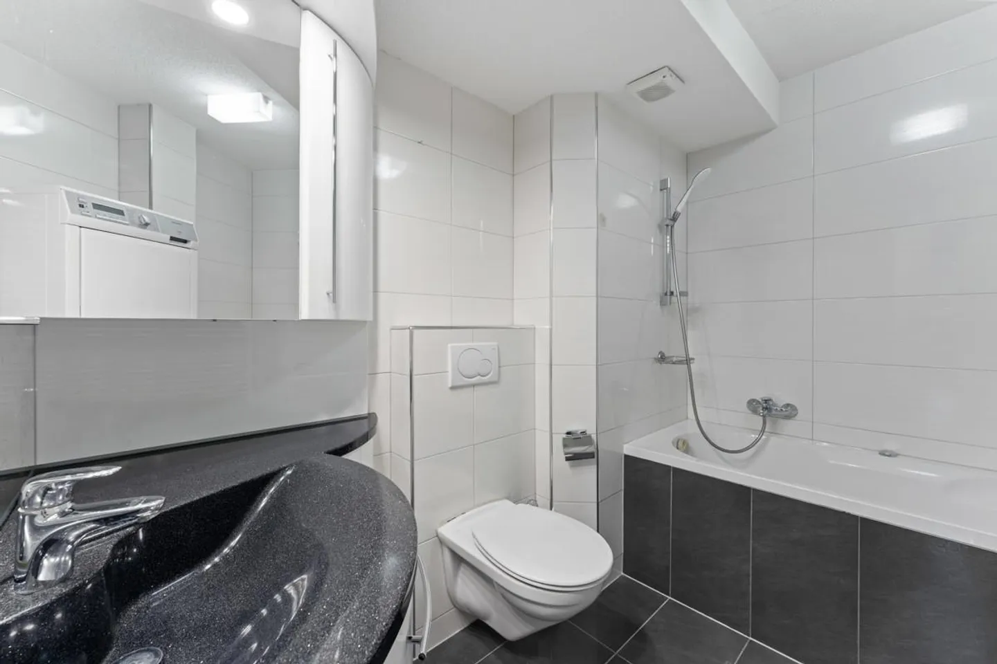 Well-kept, spacious and ready to move in - Photo 7 of 9