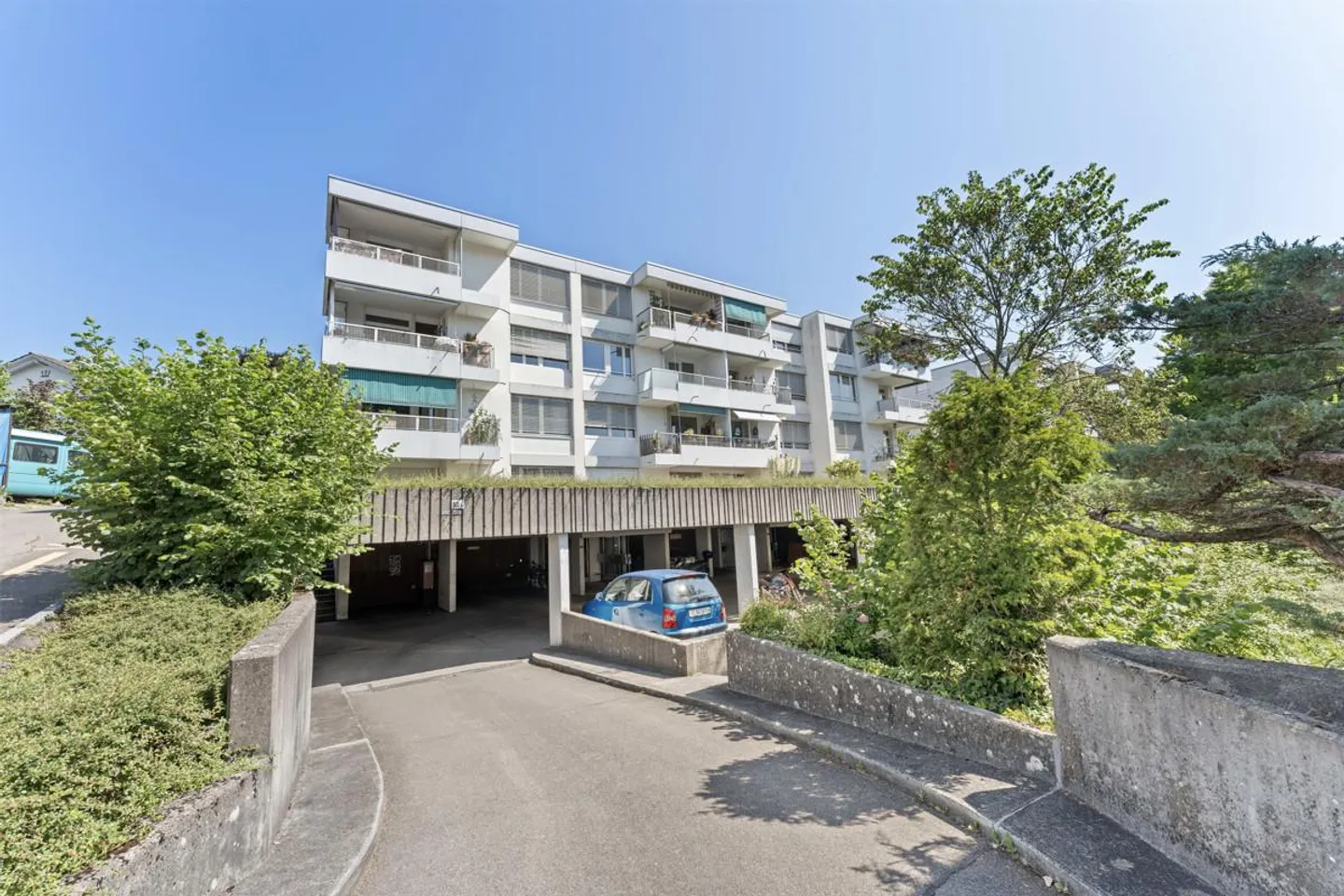 Well-kept, spacious and ready to move in - Photo 8 of 9