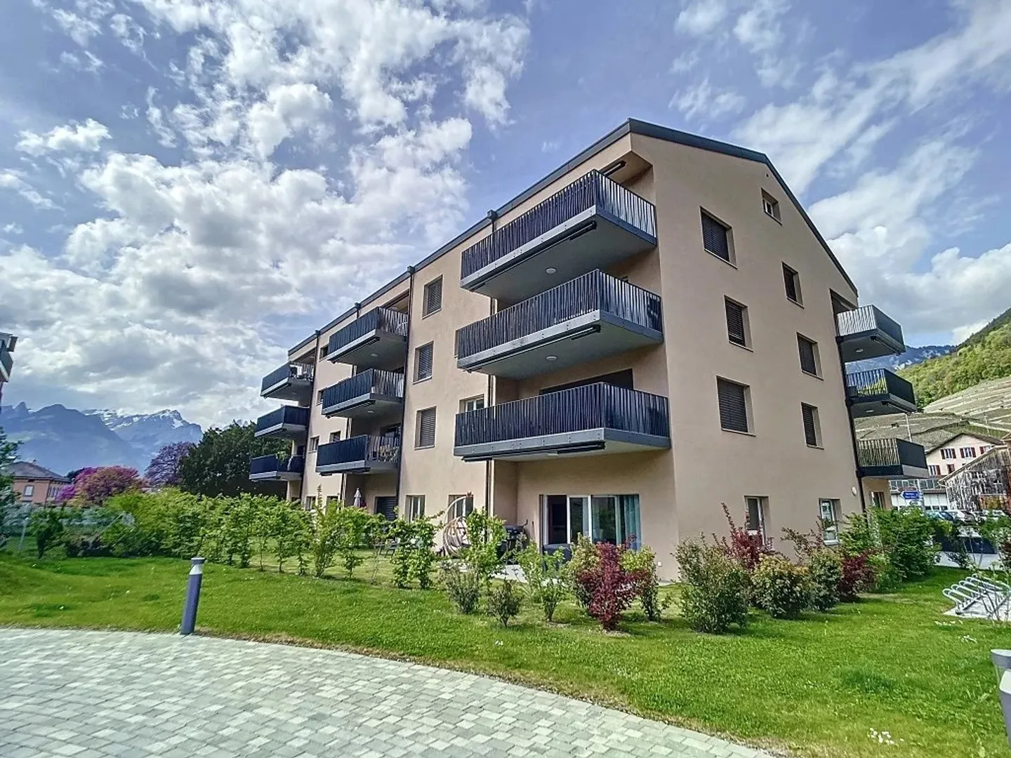 Charming Garden Apartment in Aigle - Photo 1 of 3
