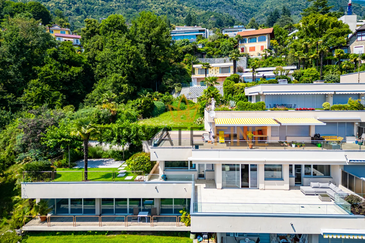 New luxury residence above the lake with garden and panoramic views - Photo 6 of 7