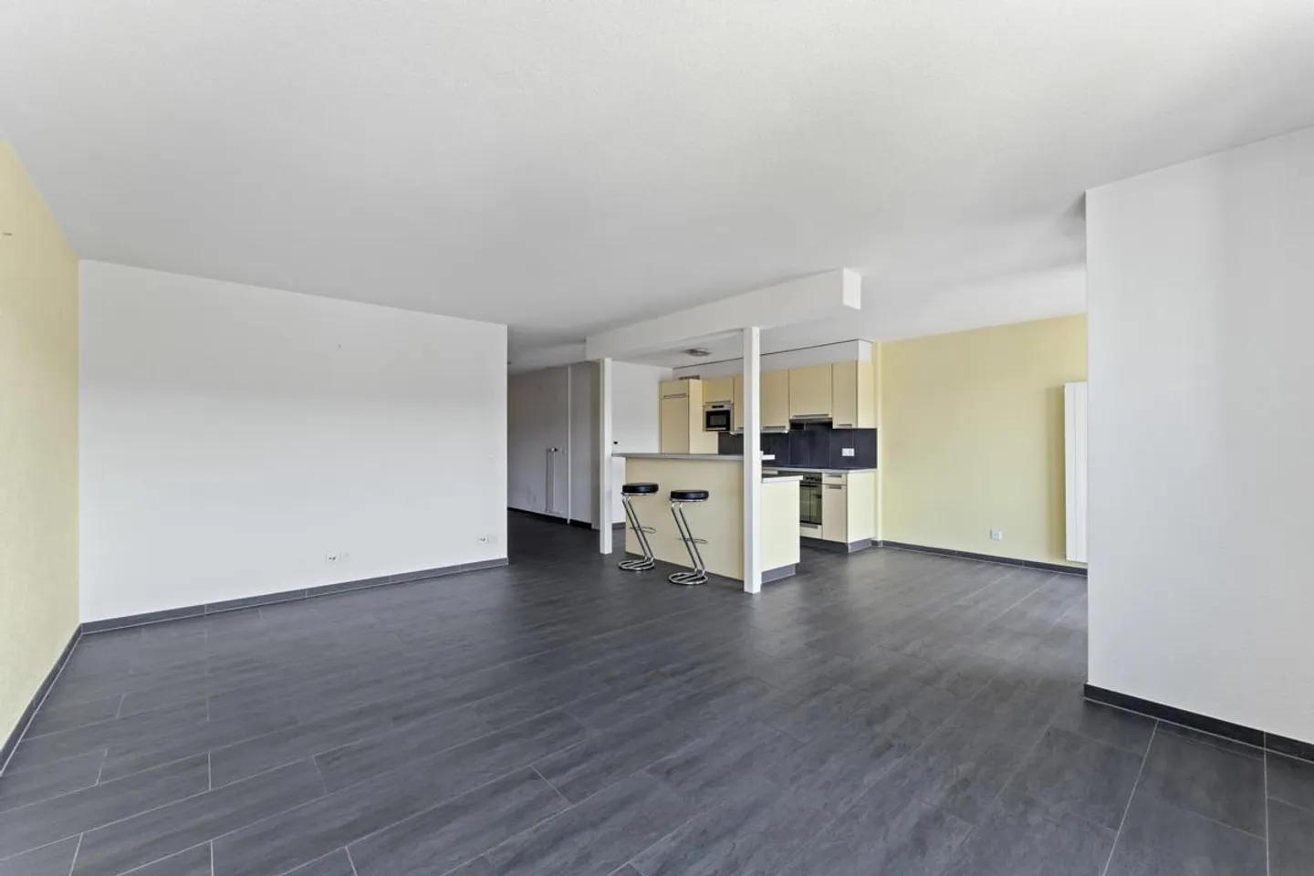 Well-kept, spacious and ready to move in - Photo 2 of 9