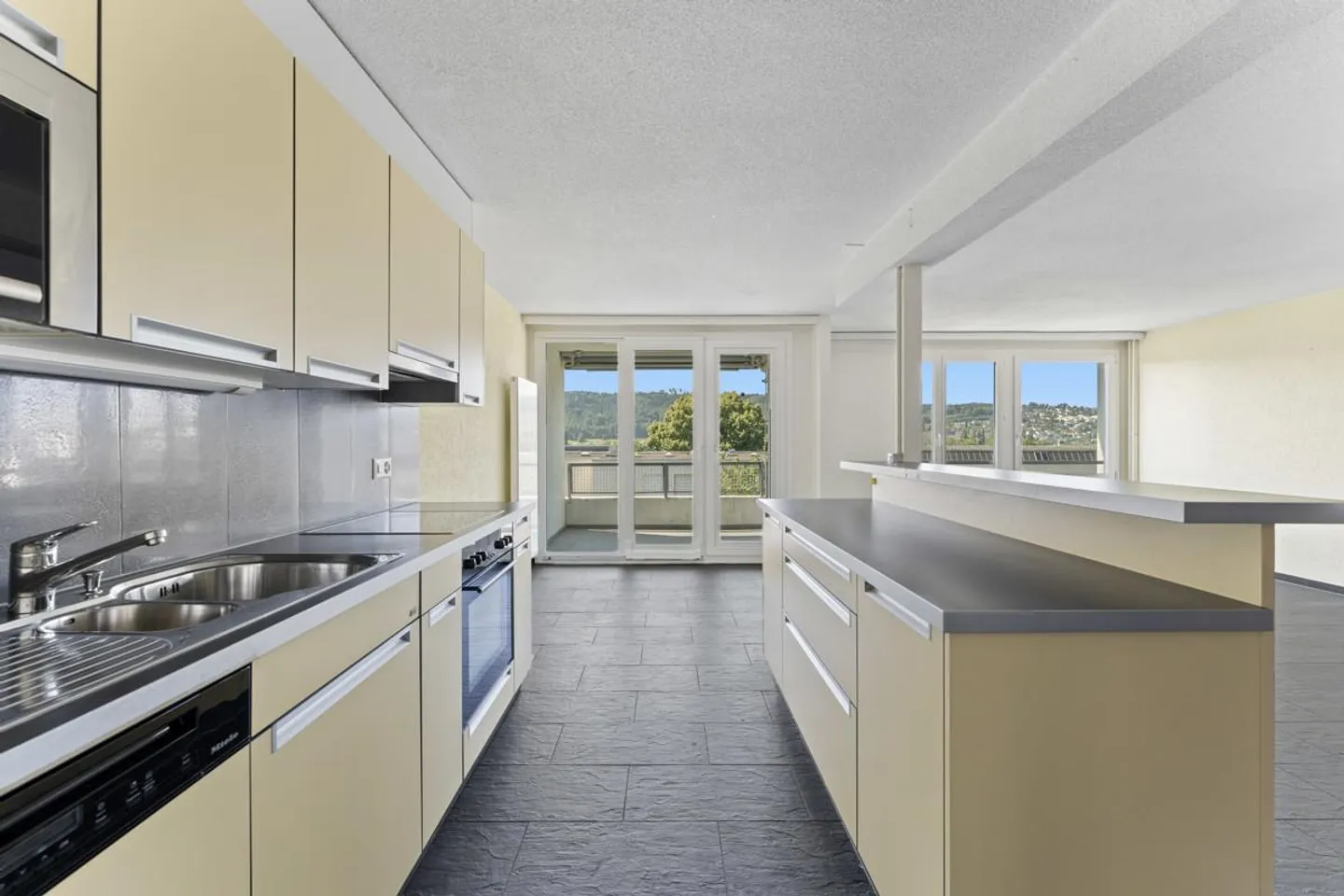 Well-kept, spacious and ready to move in - Photo 3 of 9