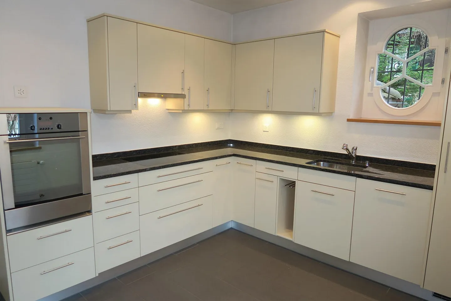 Appartement ancien élégant dans un emplacement central - Photo 2 sur 7