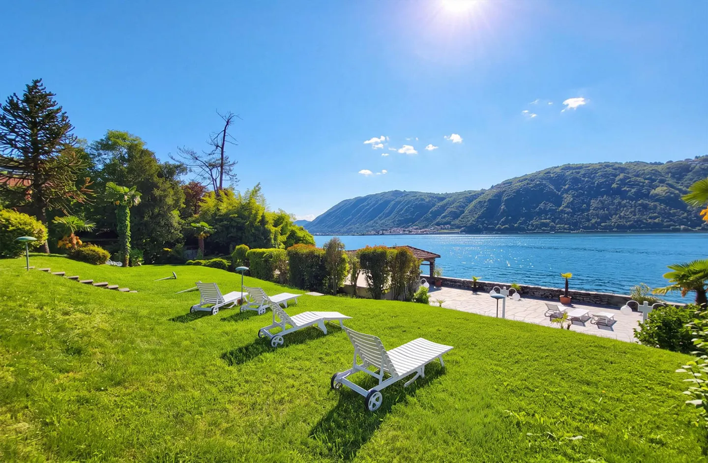 PRATICO BILOCALE RINNOVATO CON VISTA LAGO A BISSONE - Photo 9 of 11