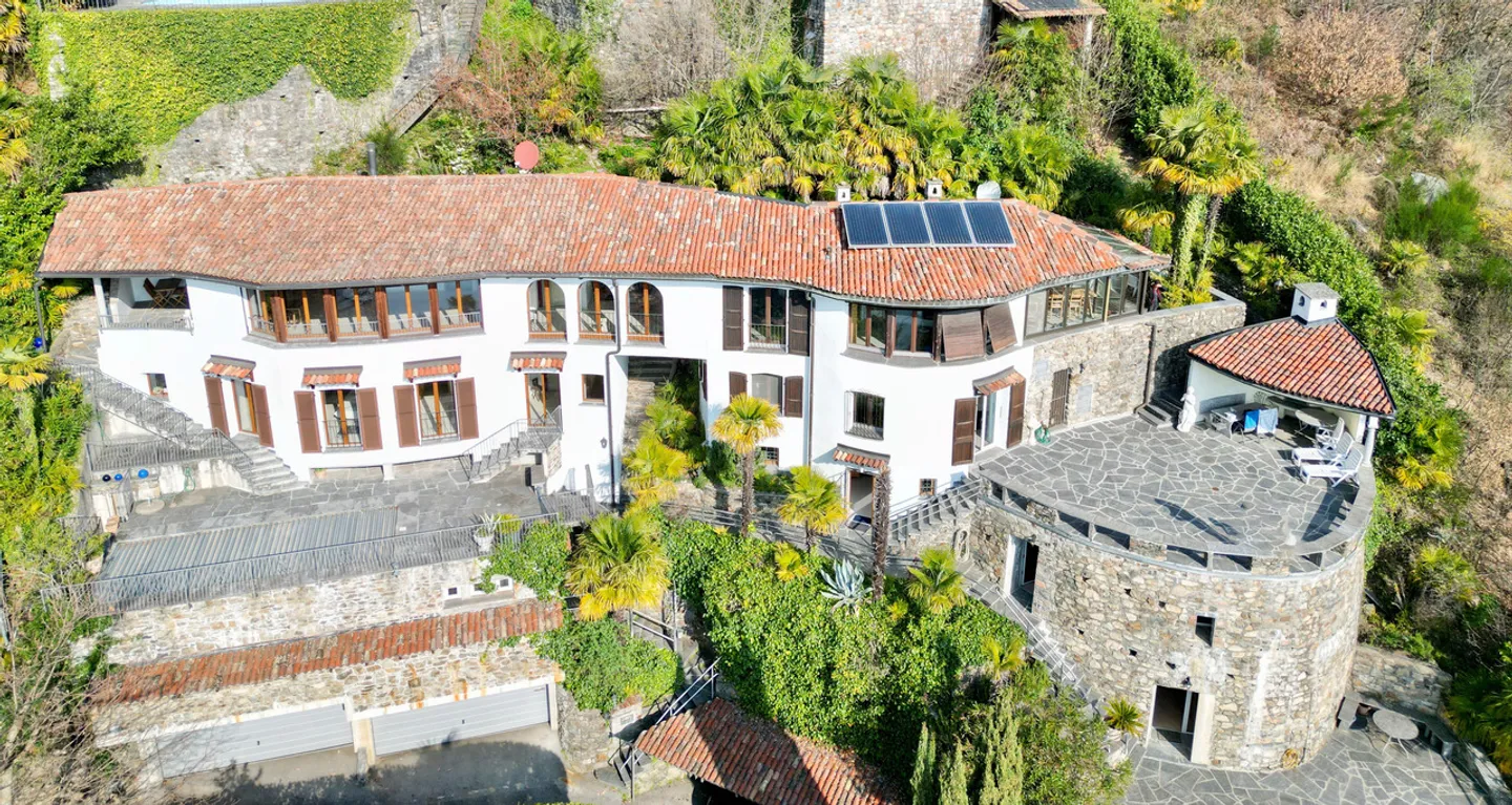 2 Ville Gemelle in Stile Rustico con Vista Lago e Piscina - Foto 2 di 25