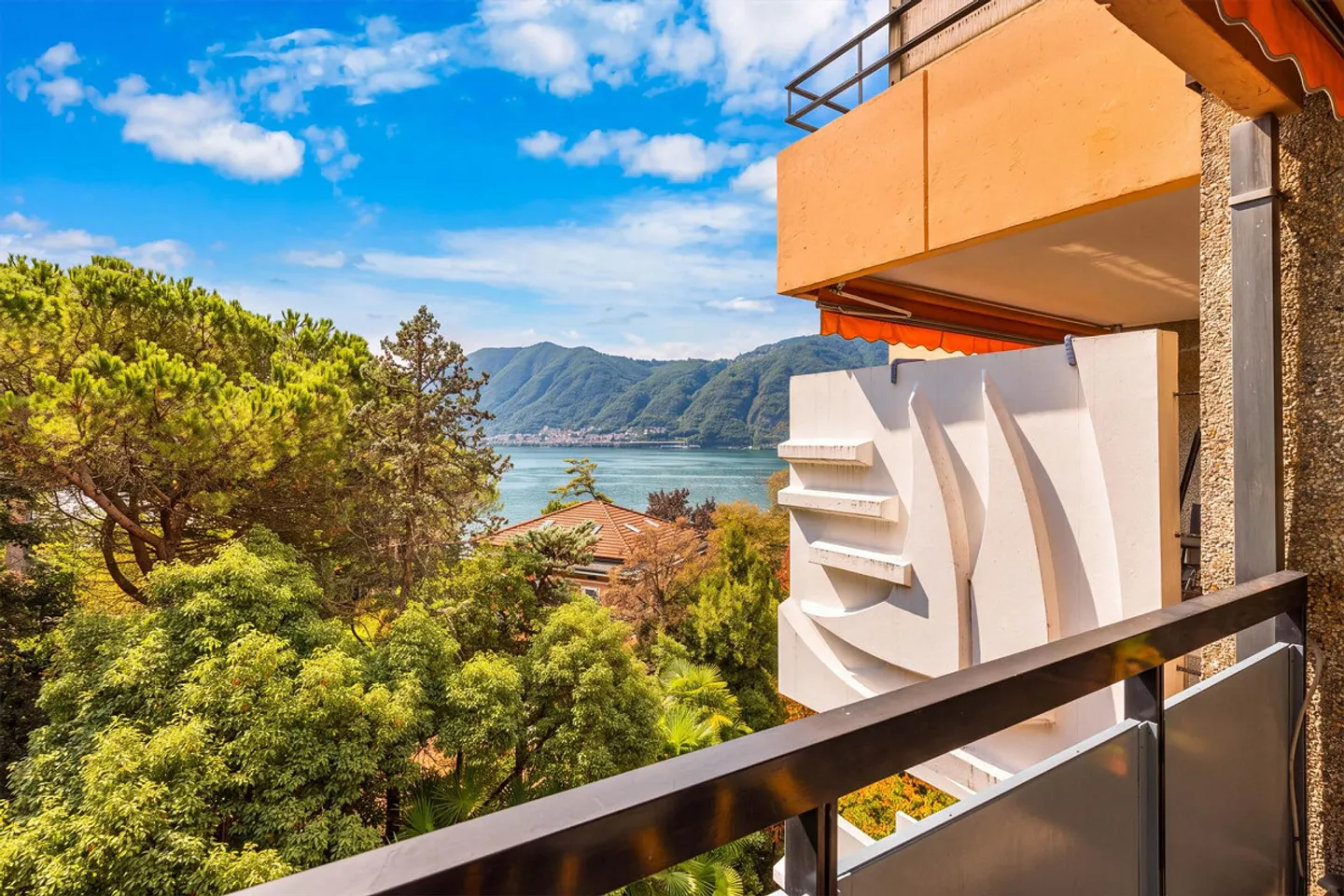 PRATICO BILOCALE RINNOVATO CON VISTA LAGO A BISSONE - Photo 3 of 11