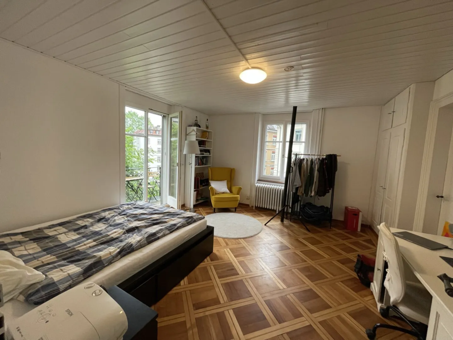 Grosszügiges & möbliertes Zimmer im Altbaustil, zentral gelegen, 2.OG, Zimmer 2 - Photo 1 of 6