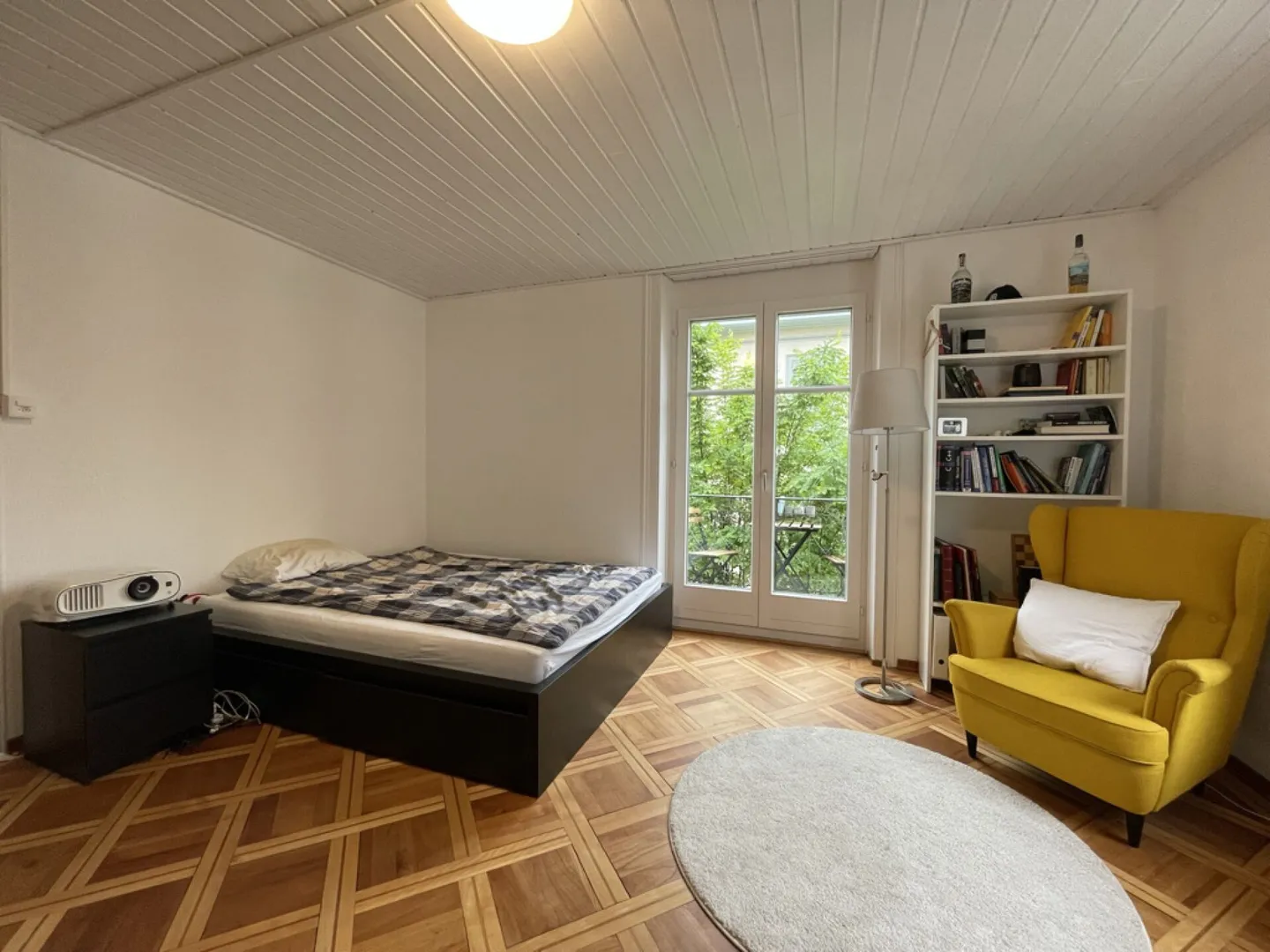 Grosszügiges & möbliertes Zimmer im Altbaustil, zentral gelegen, 2.OG, Zimmer 2 - Photo 2 of 6