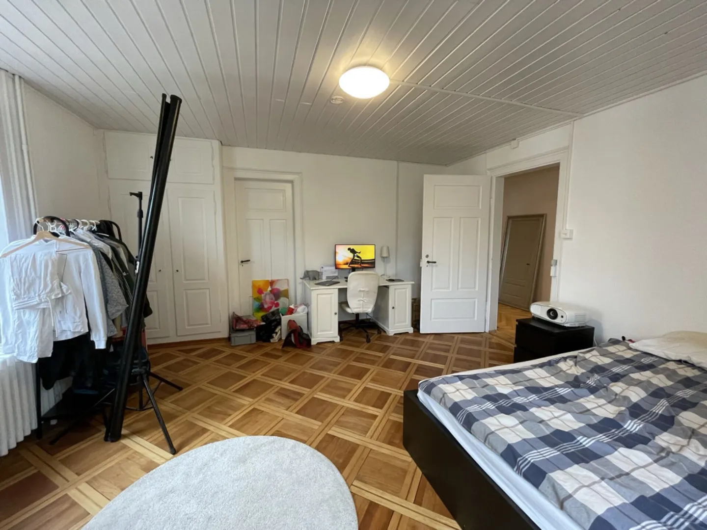 Grosszügiges & möbliertes Zimmer im Altbaustil, zentral gelegen, 2.OG, Zimmer 2 - Photo 3 of 6