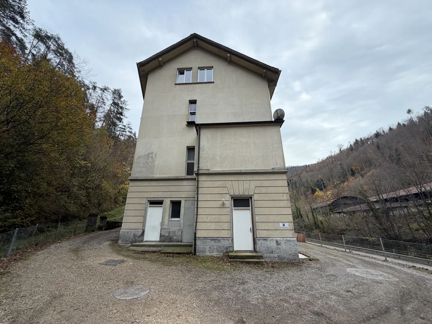 Ideal for storage or workshop - Photo 3 of 4