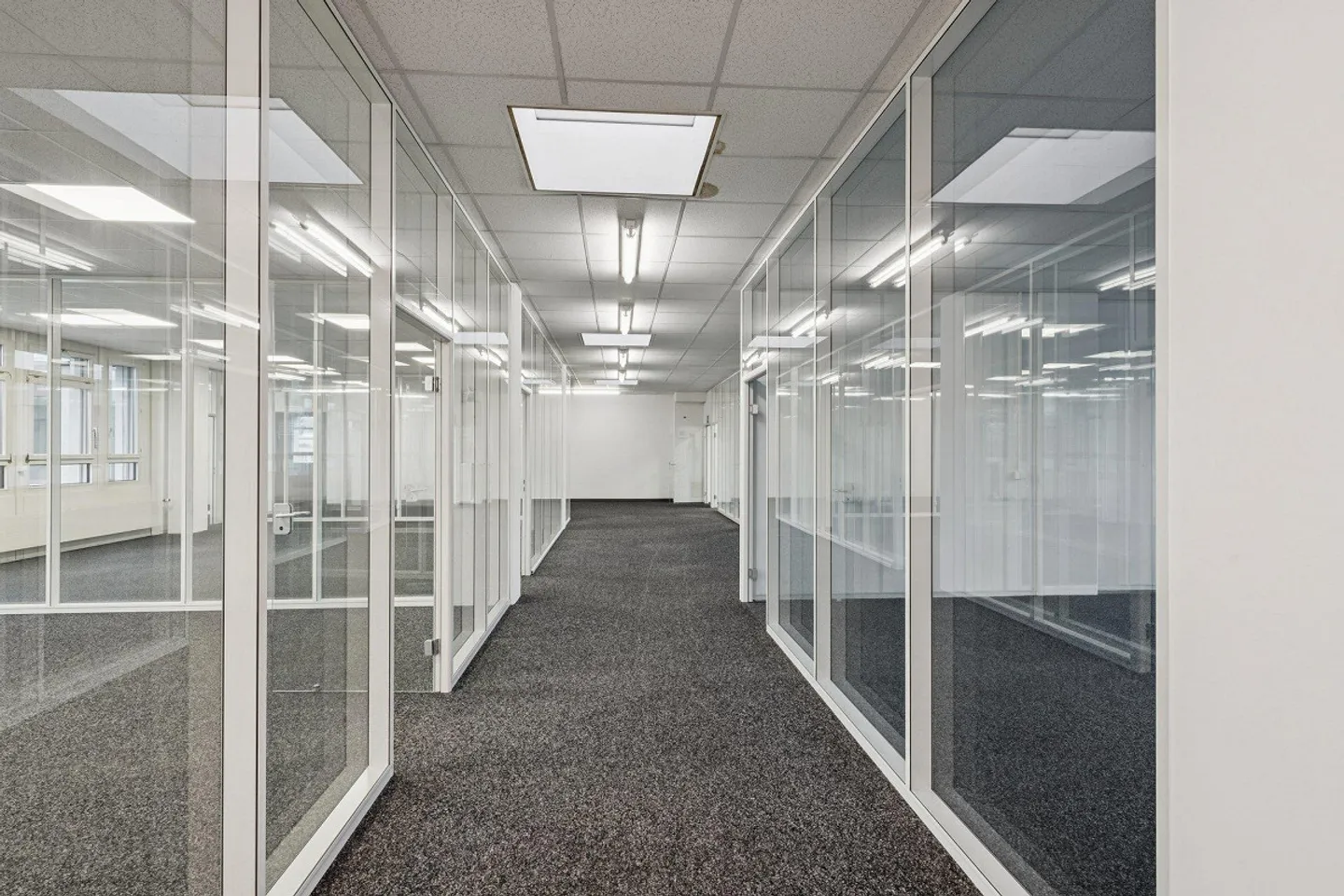 Bureaux prêts à emménager et aménagés pour CHF 90.00/m²/an - Photo 5 sur 13
