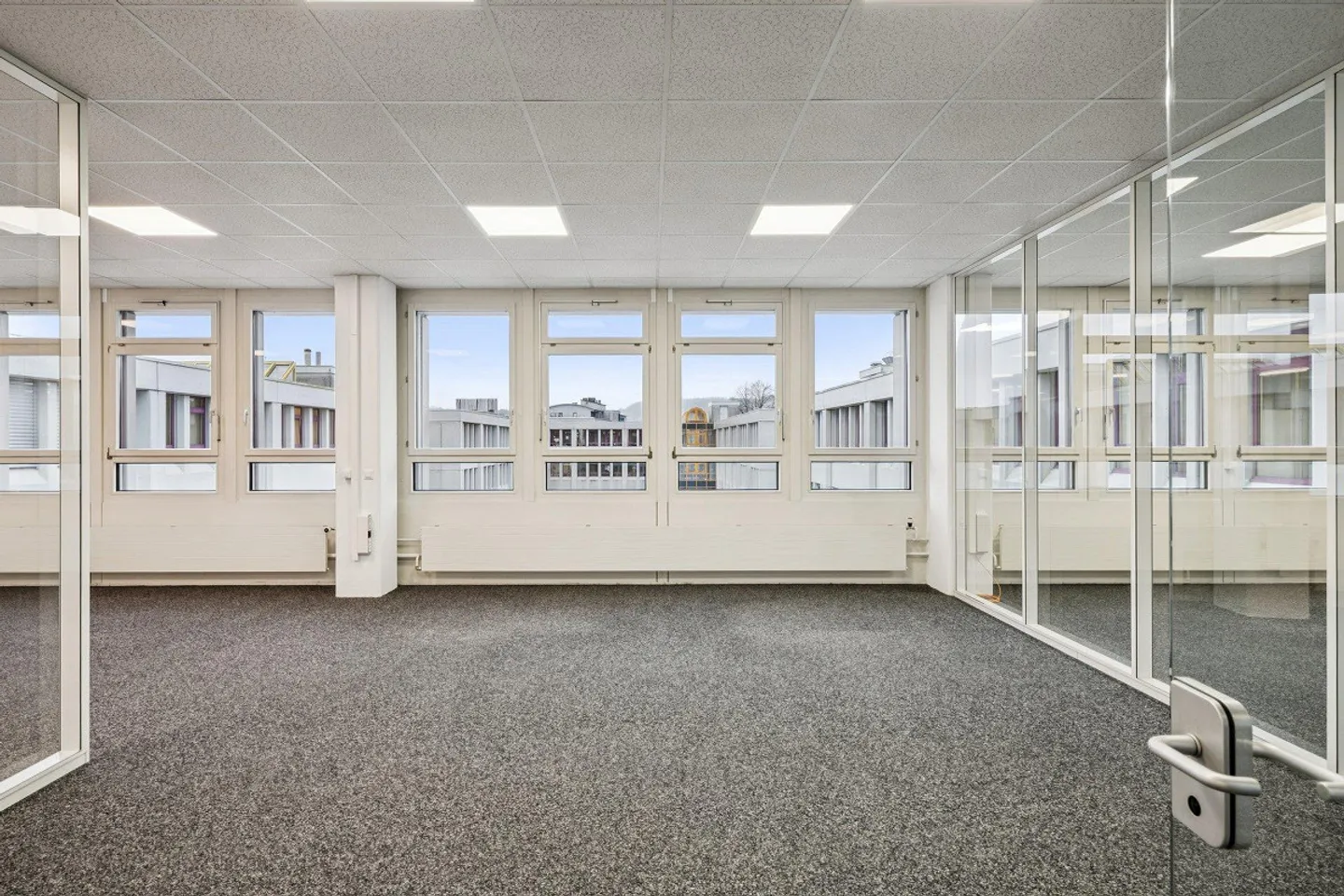 Bureaux prêts à emménager et aménagés pour CHF 90.00/m²/an - Photo 6 sur 13