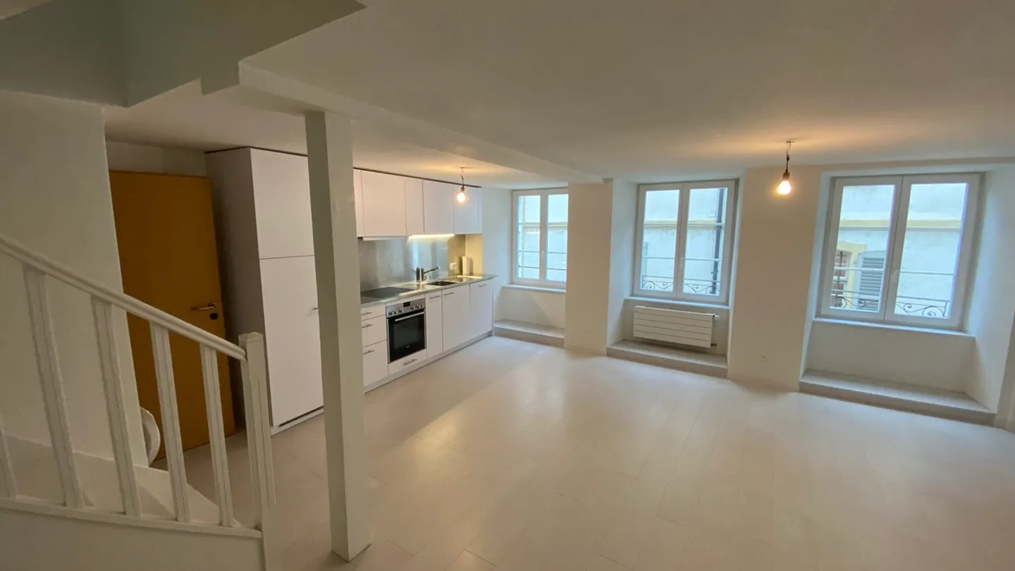 Duplex di 2,5 locali completamente ristrutturato. - Foto 2 di 19