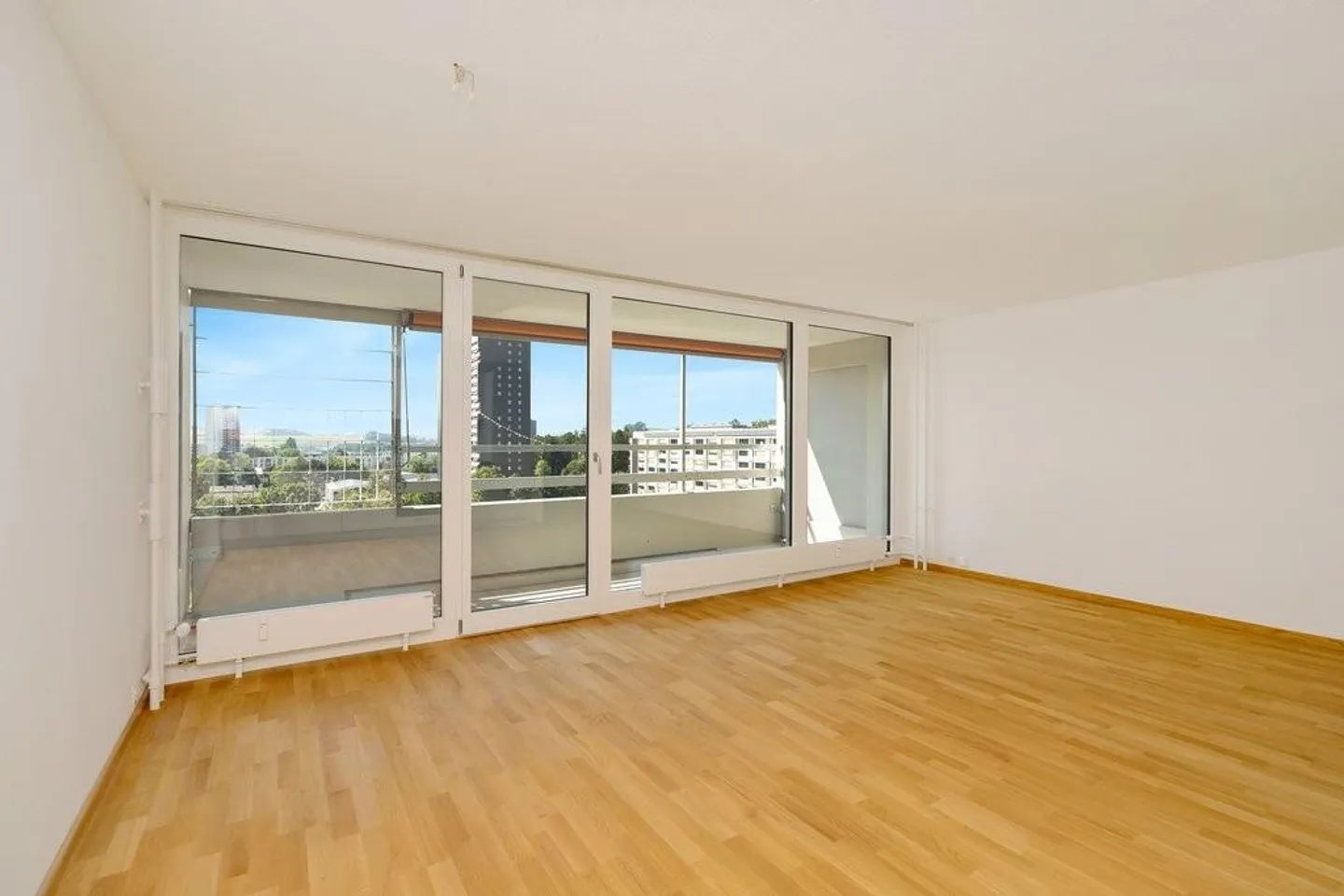 Appartement en maisonette 4.5 rénové au 14ème étage - Photo 4 sur 11