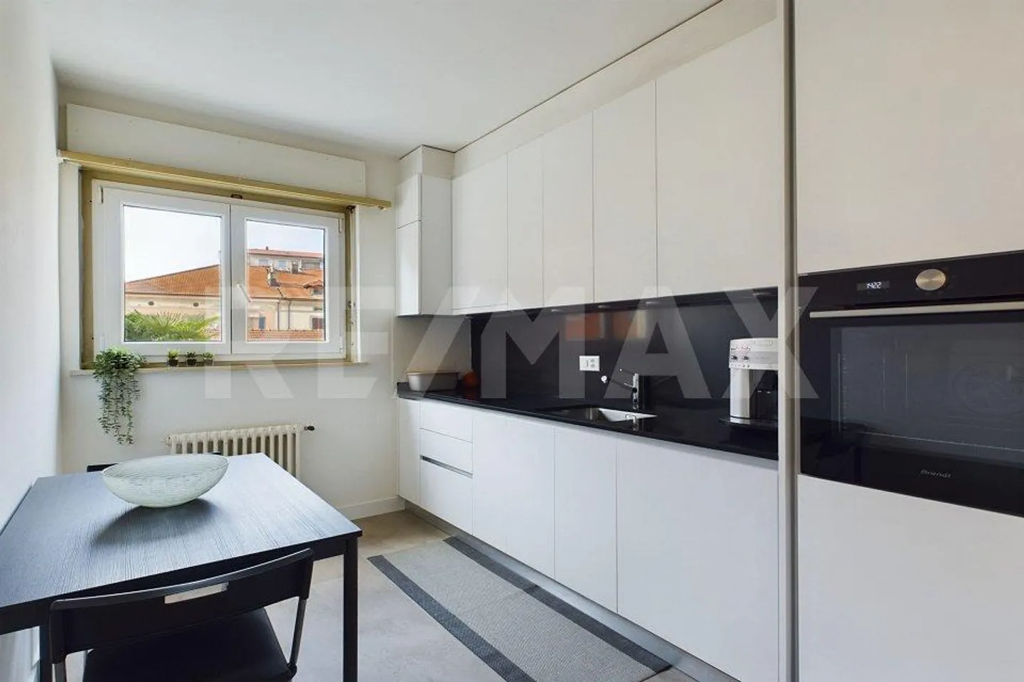 Bright and renovated 2.5-room apartment with terrace - Photo 3 of 11