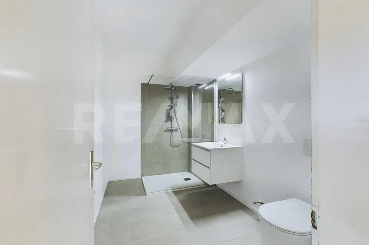 Bright and renovated 2.5-room apartment with terrace - Photo 7 of 11