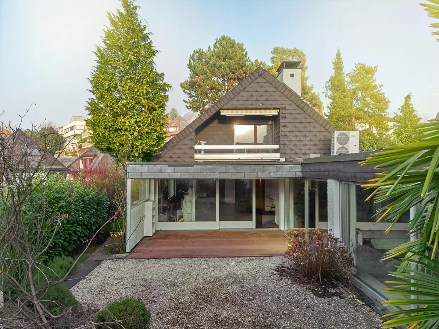 An extraordinary 6 1/2-room property with potential - Photo 2 of 18