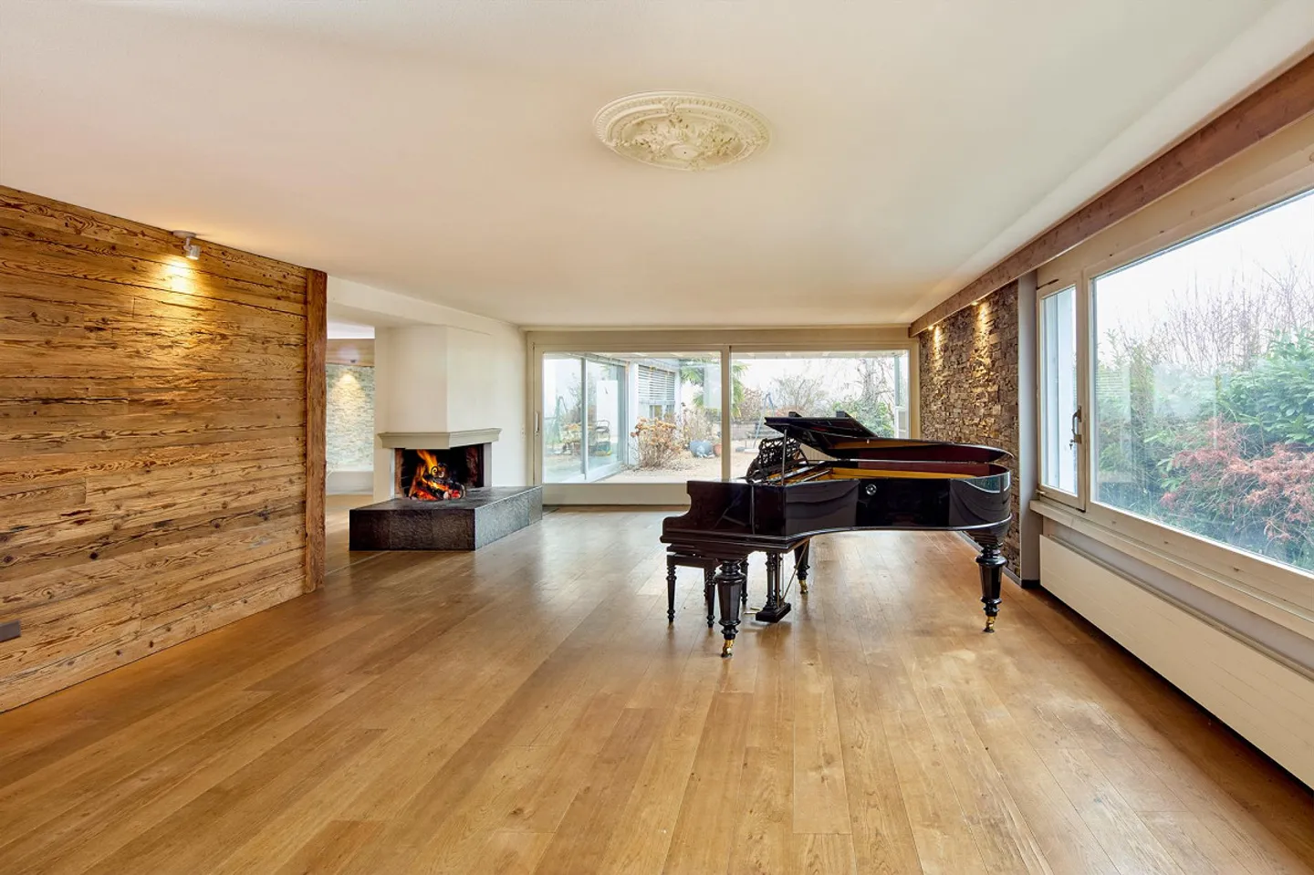 An extraordinary 6 1/2-room property with potential - Photo 3 of 18