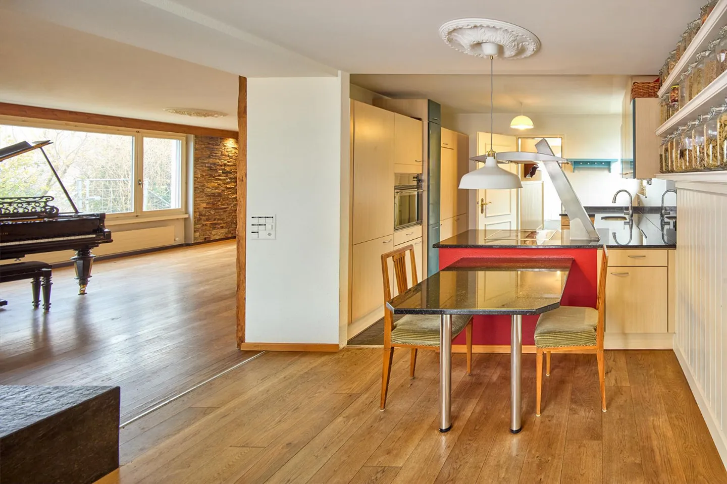 An extraordinary 6 1/2-room property with potential - Photo 6 of 18