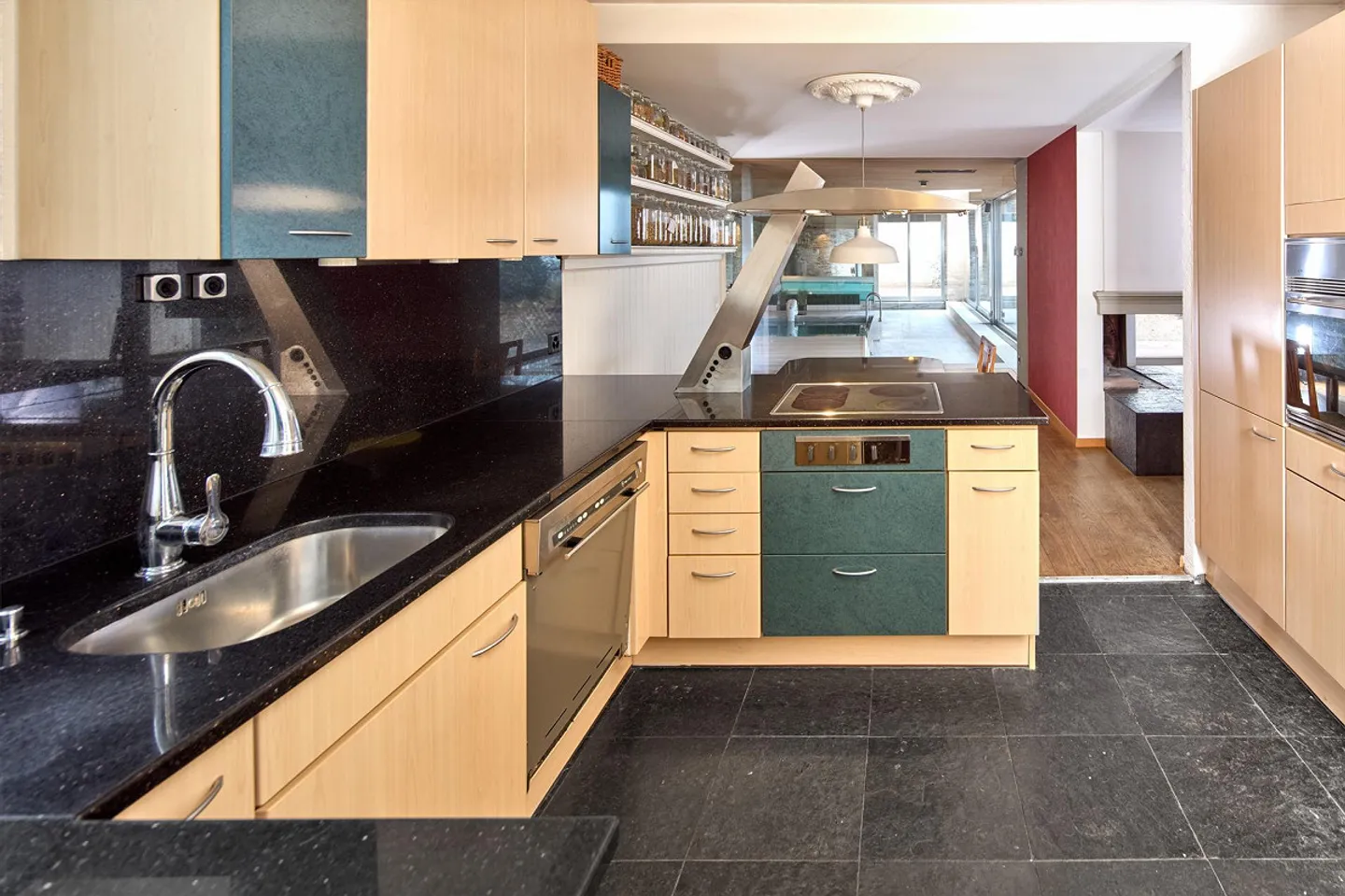 An extraordinary 6 1/2-room property with potential - Photo 8 of 18