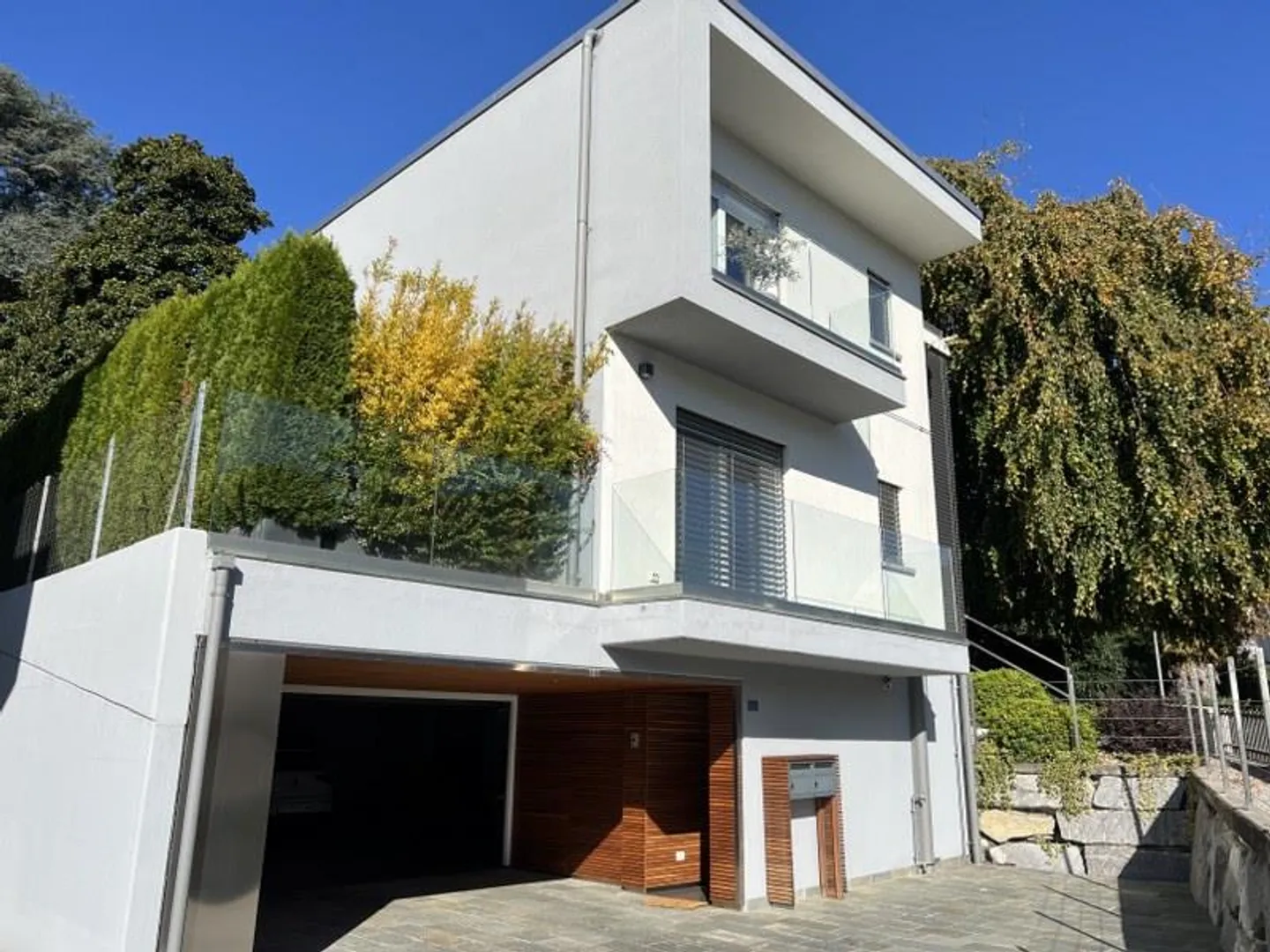 ELEGANTE VILLA MODERNA CON AMPIO GIARDINO - Foto 1 di 13