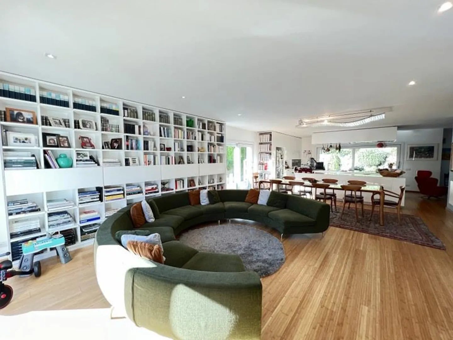 ELEGANTE VILLA MODERNA CON AMPIO GIARDINO - Foto 4 di 13