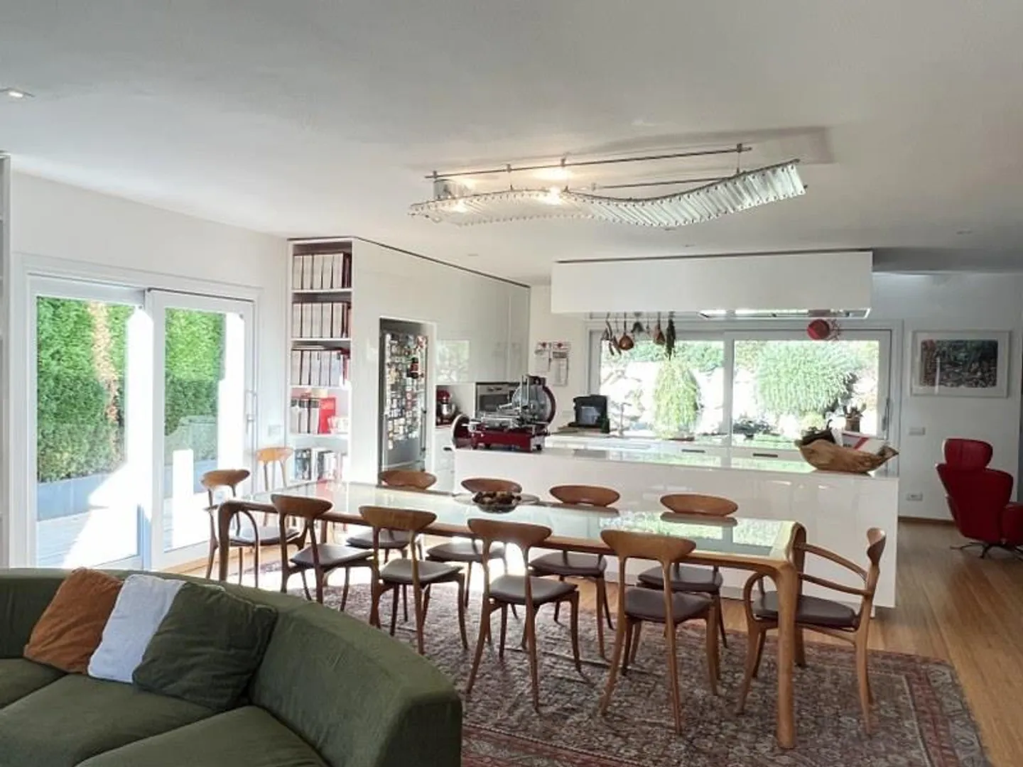 ELEGANTE VILLA MODERNA CON AMPIO GIARDINO - Foto 5 di 13