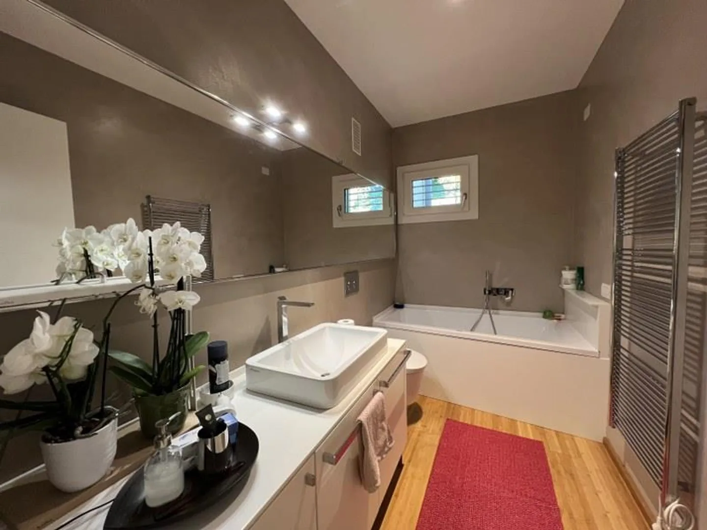 ELEGANTE VILLA MODERNA CON AMPIO GIARDINO - Foto 9 di 13