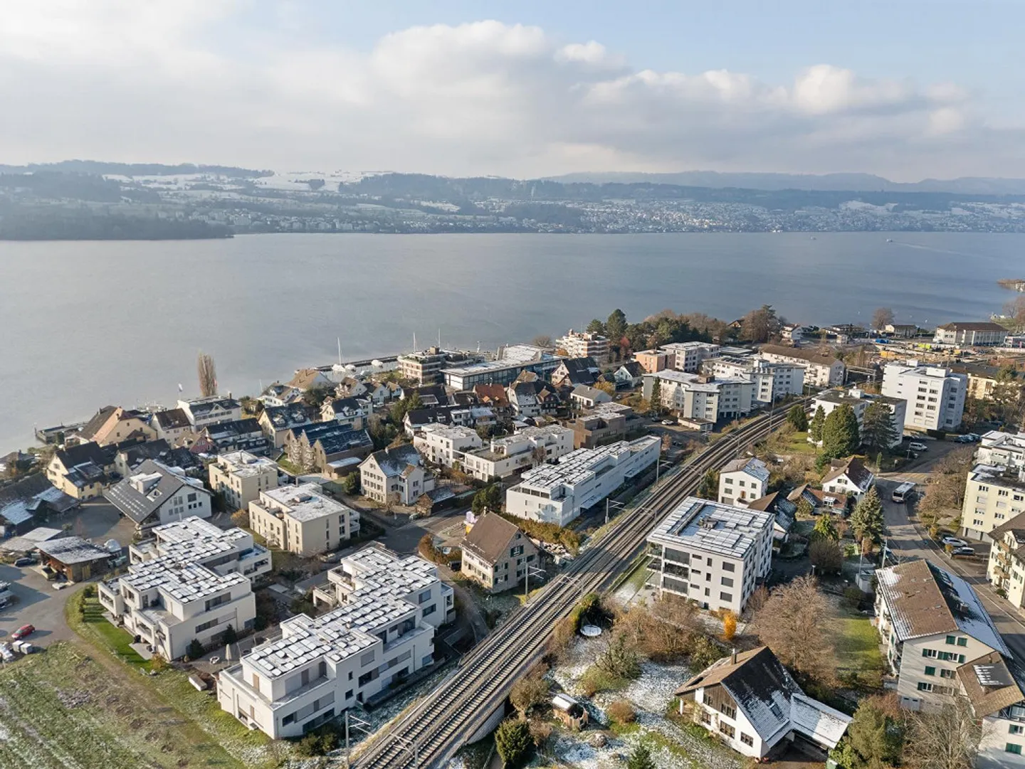 Moderne 4.5-Zimmer-Wohnung mit Garten und zwei Tiefgaragenplätze - Foto 1 von 8