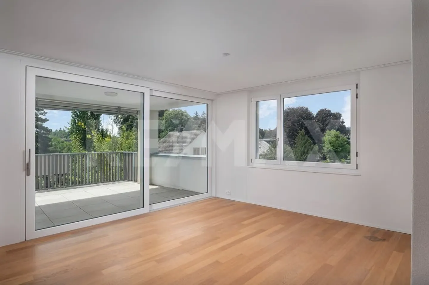 Helle 4.5-Zimmer-Wohnung mit Balkon und Lift   modern und komplett ausgestattet - Foto 3 von 13