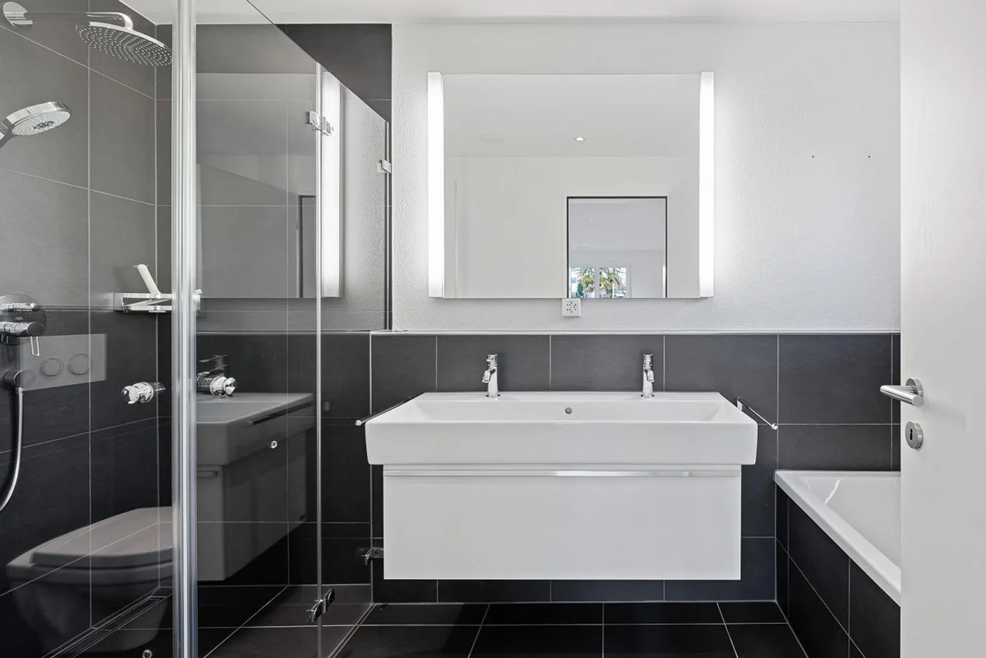 Moderne 4.5-Zimmer-Wohnung mit Garten und zwei Tiefgaragenplätze - Foto 8 von 8