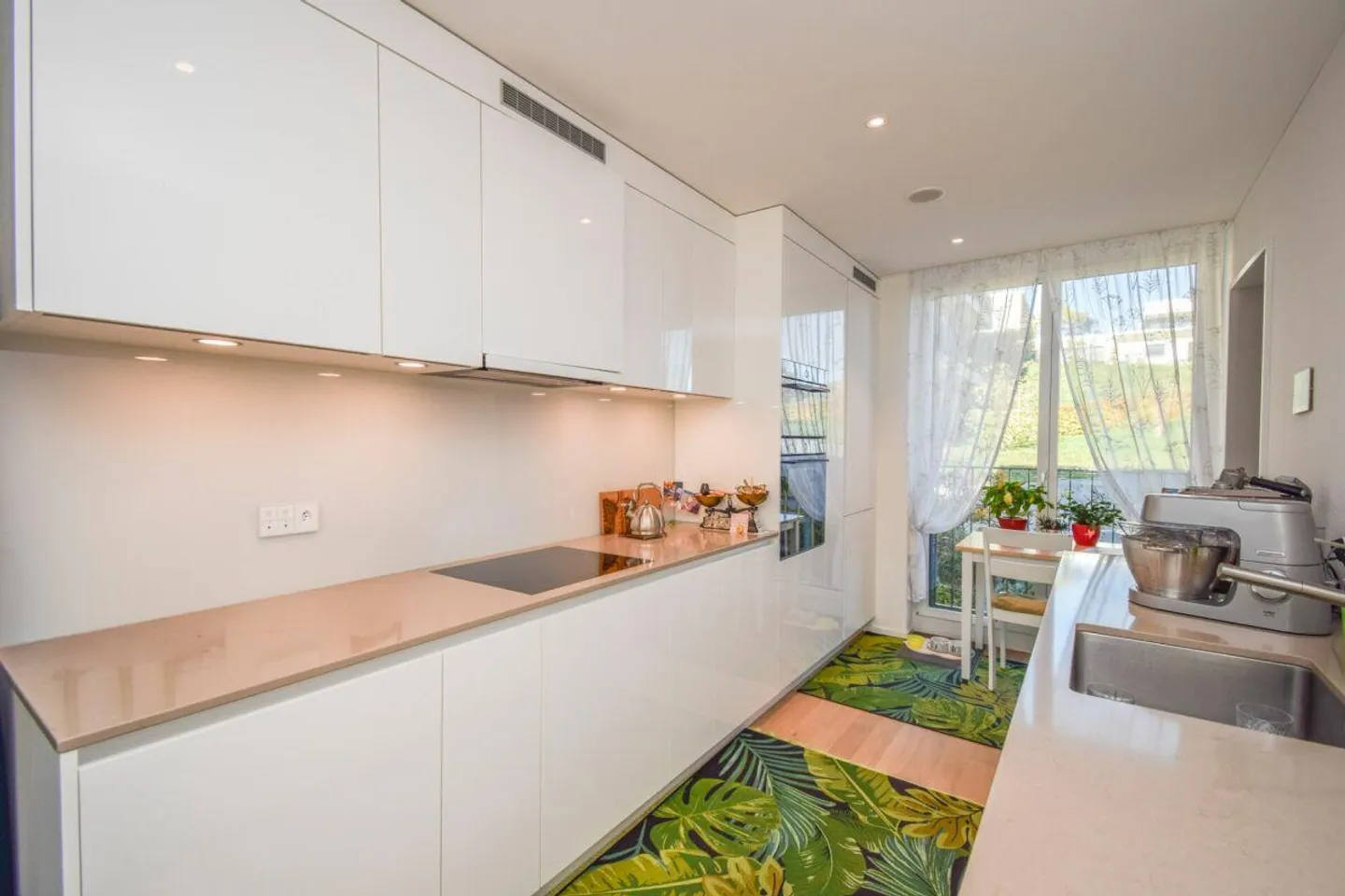 Light-Filled 4.5-Room Apartment with Stunning View of the Vineyards - Photo 10 of 20