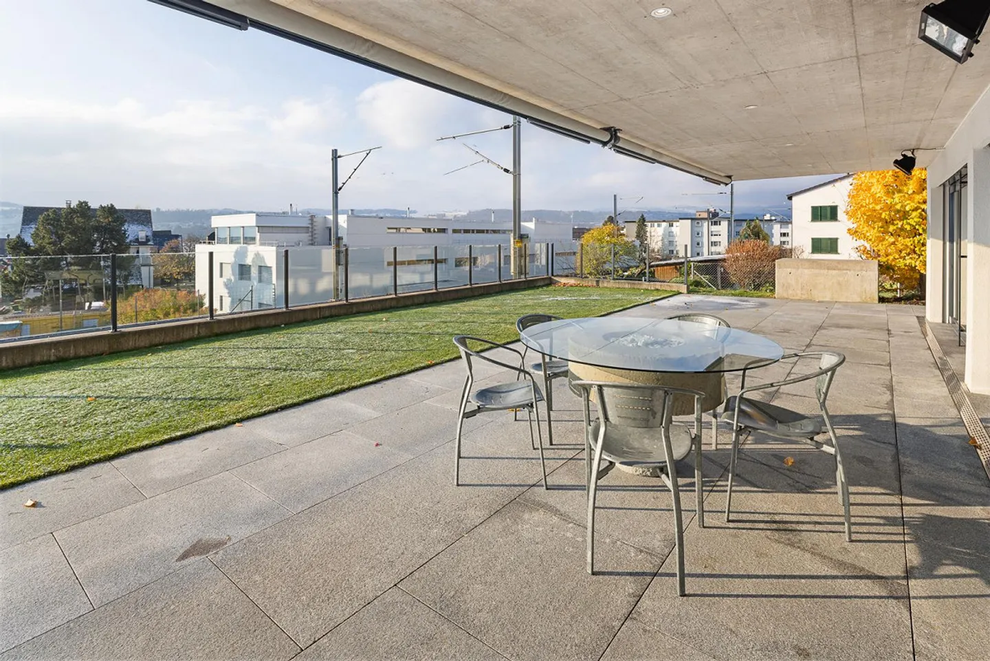 Moderne 4.5-Zimmer-Wohnung mit Garten und zwei Tiefgaragenplätze - Foto 4 von 8